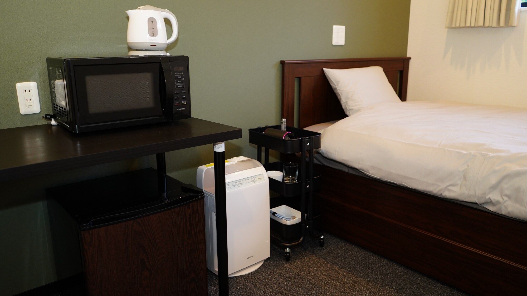 [Room facilities] A full range of home appliances are available next to the bed.