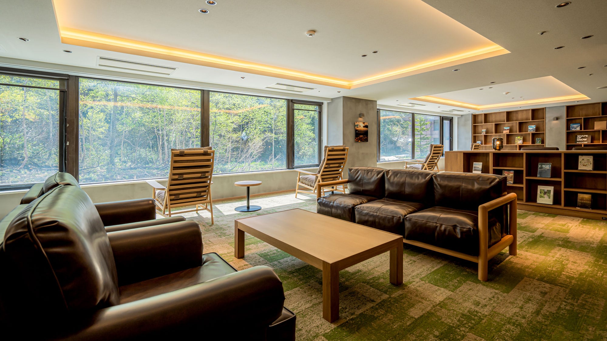[Library / Kamui's bookcase] Feel free to read at any time in the lounge space overlooking the spacious Asahidake.