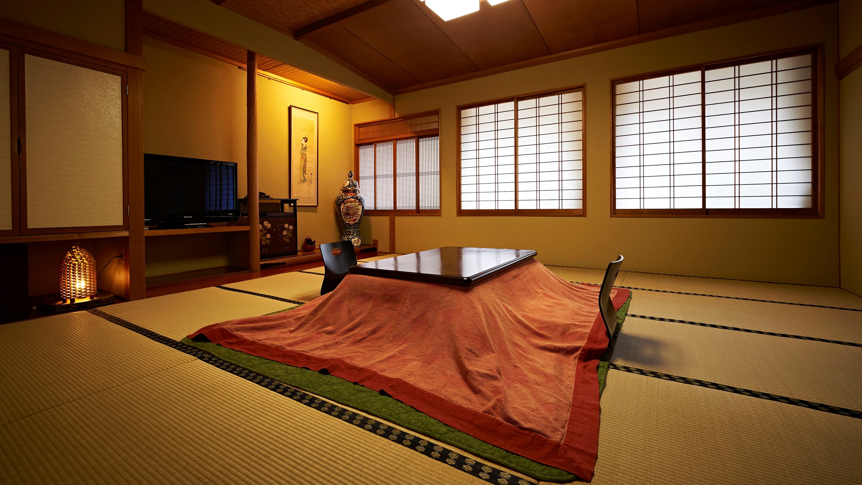 The spacious 15 tatami Japanese-style room "Takasago no Ma" offers plenty of space to relax.
