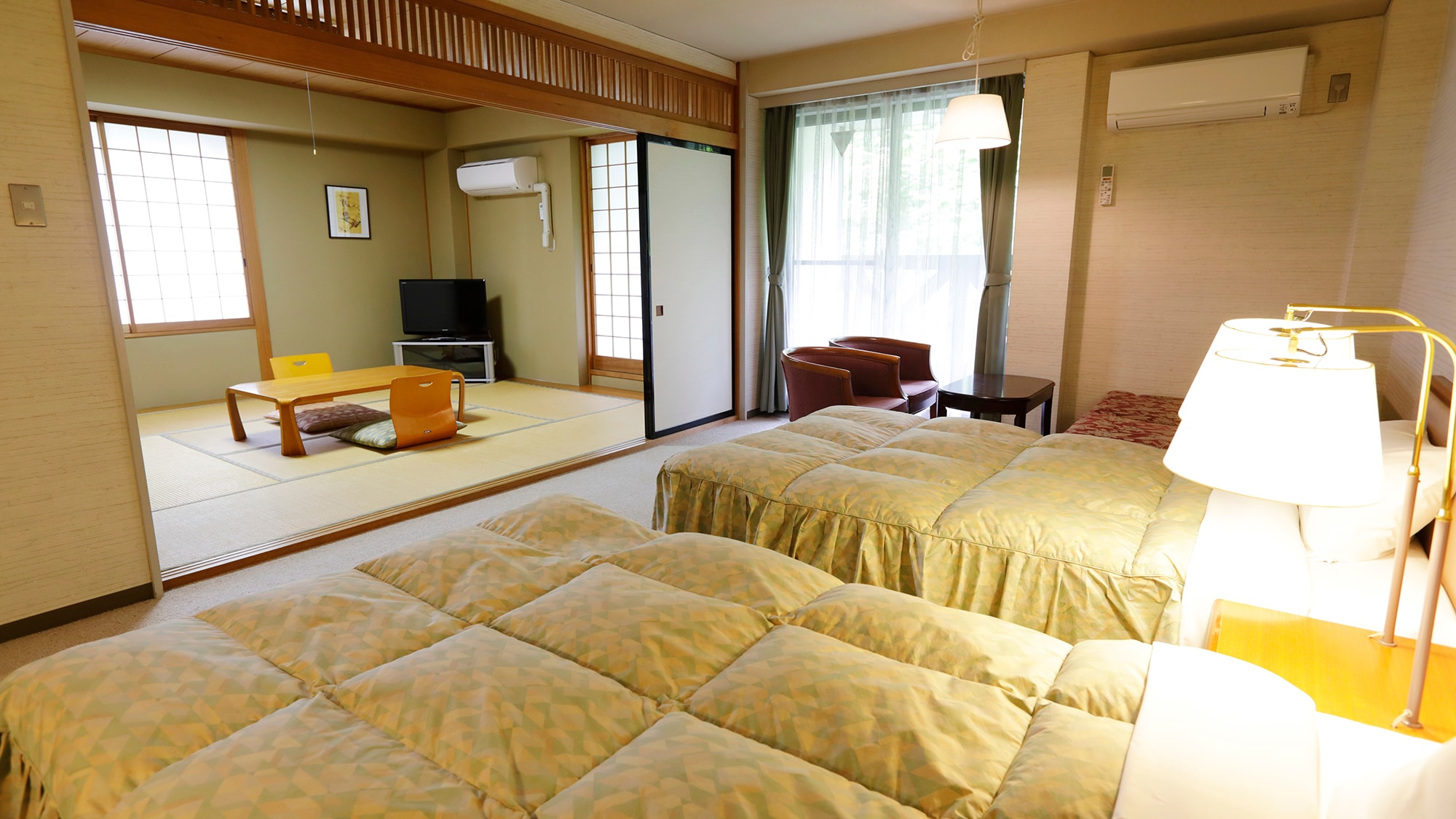 Annex Japanese and Western rooms (with separate bath and toilet) There are tatami rooms, which are popular with elderly people and families with children.