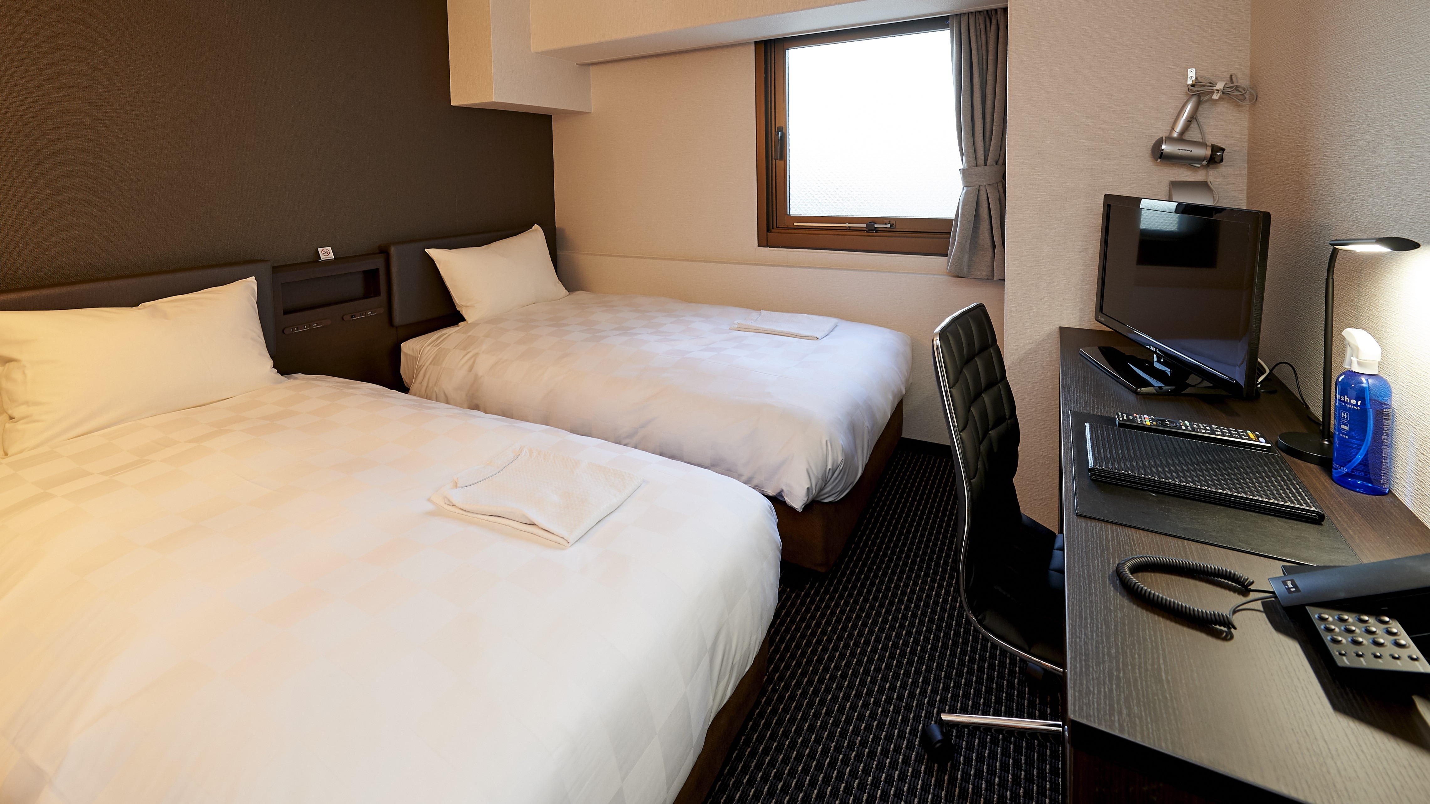 Twin/This room is ideal for two people, such as a mother-daughter trip or friends. (Example of a guest room)