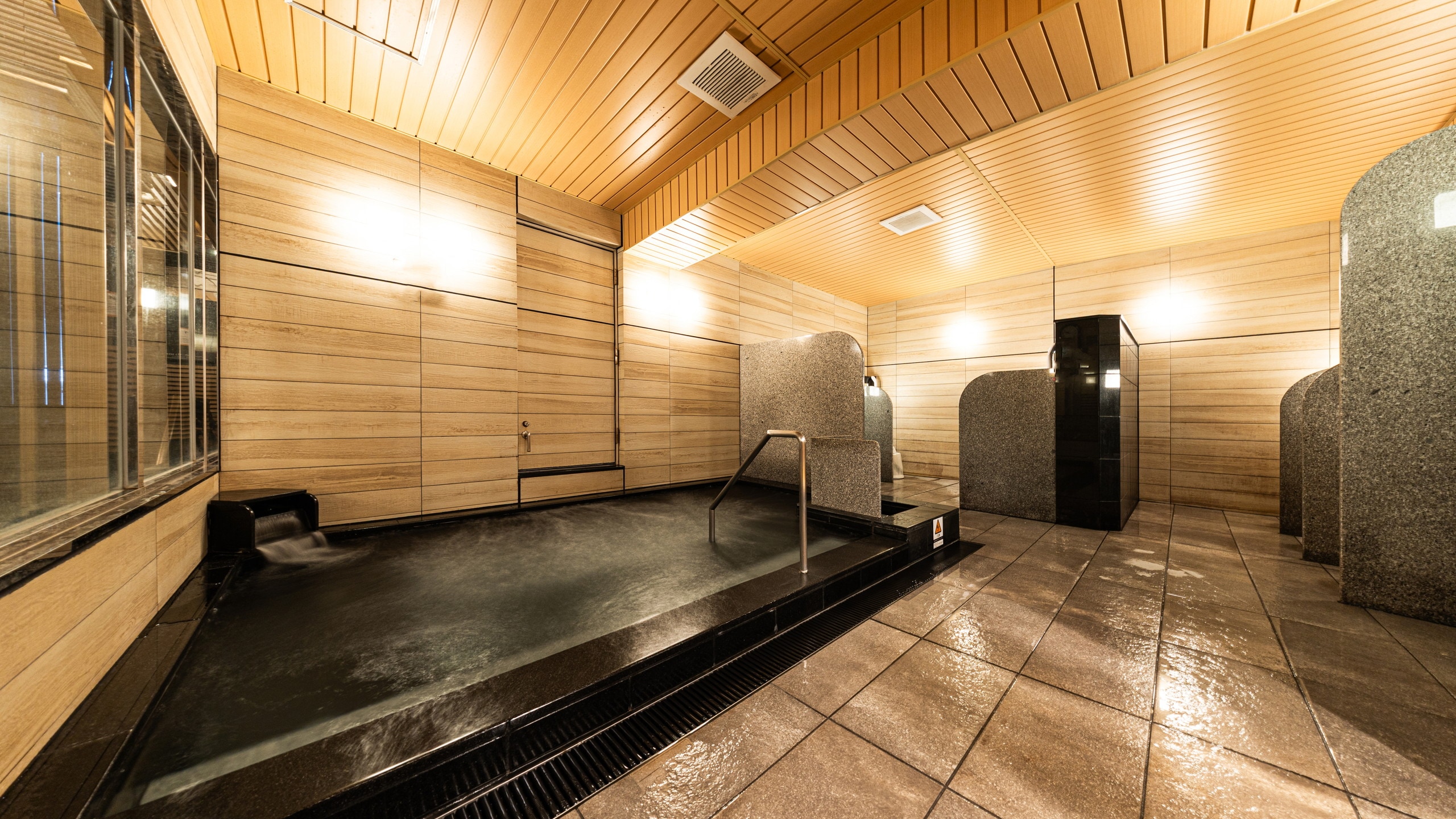 ห้องอาบน้ำสาธารณะขนาดใหญ่ "เก็นโย โนะ ยุ"