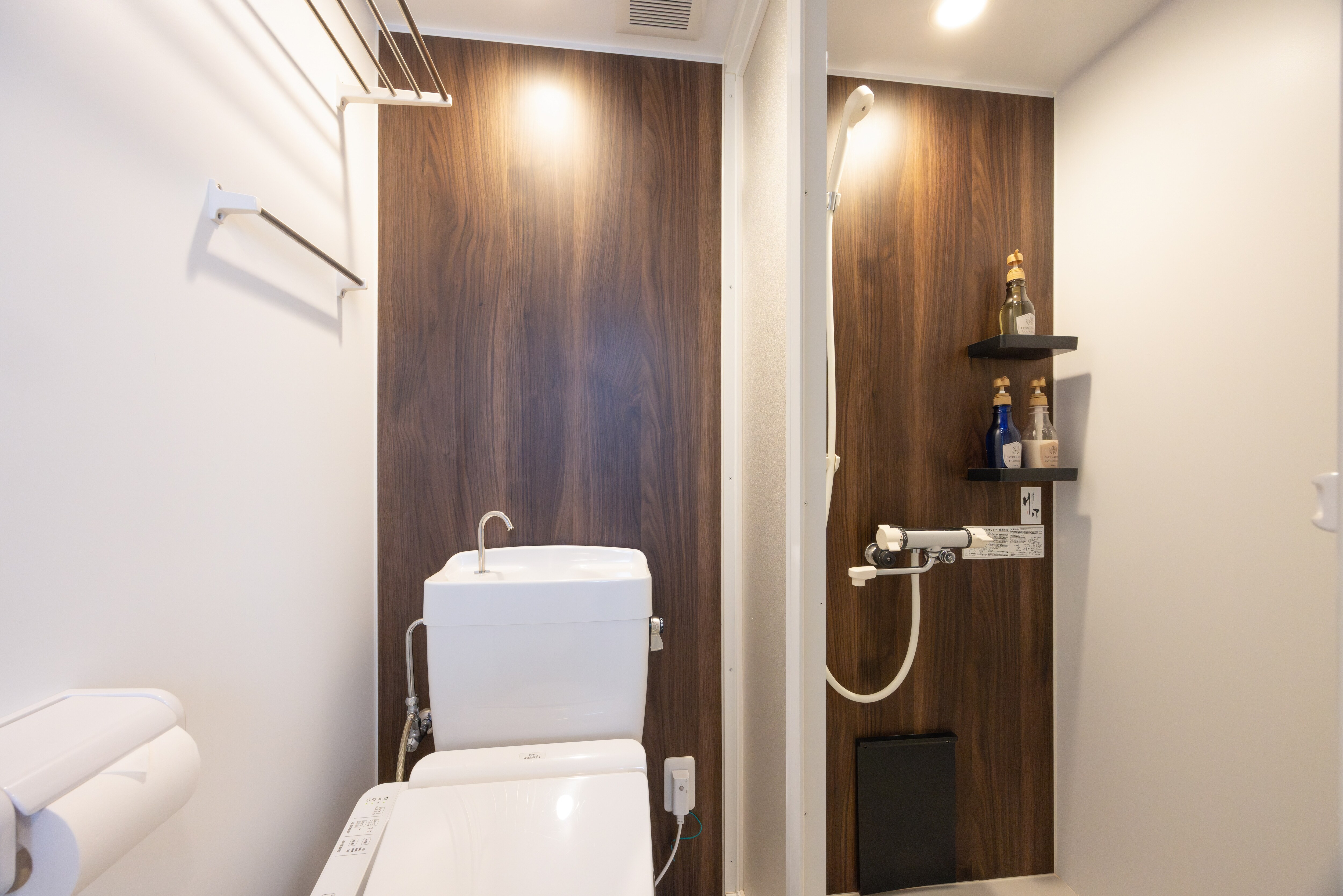 deTOUR unit shower