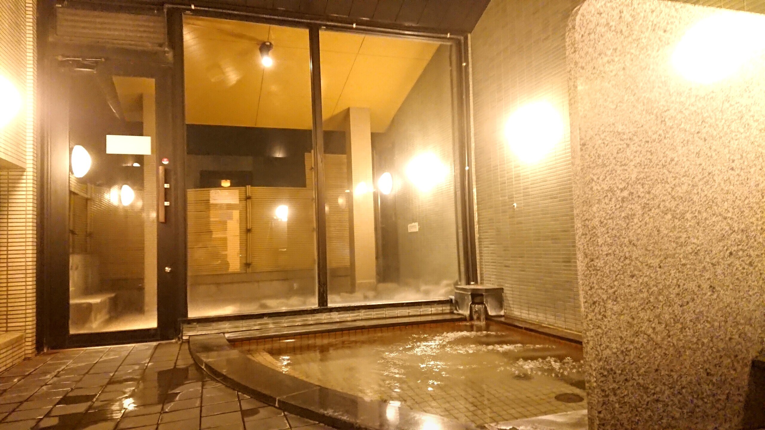 9F ห้องน้ำรวมหญิง (ห้องอาบน้ำในร่ม)