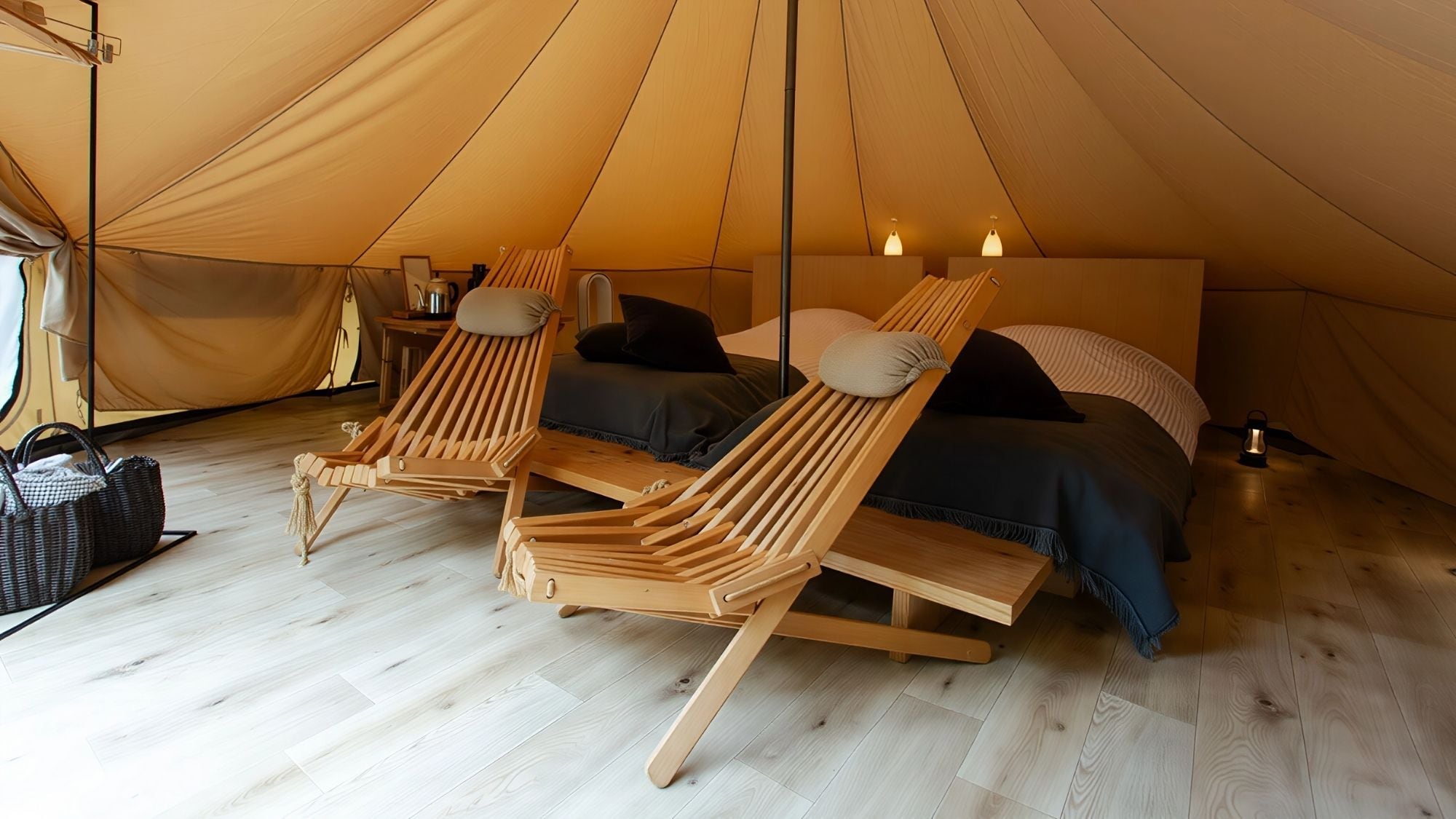 The tent is equipped with custom-made furniture that allows you to feel the warmth of wood.