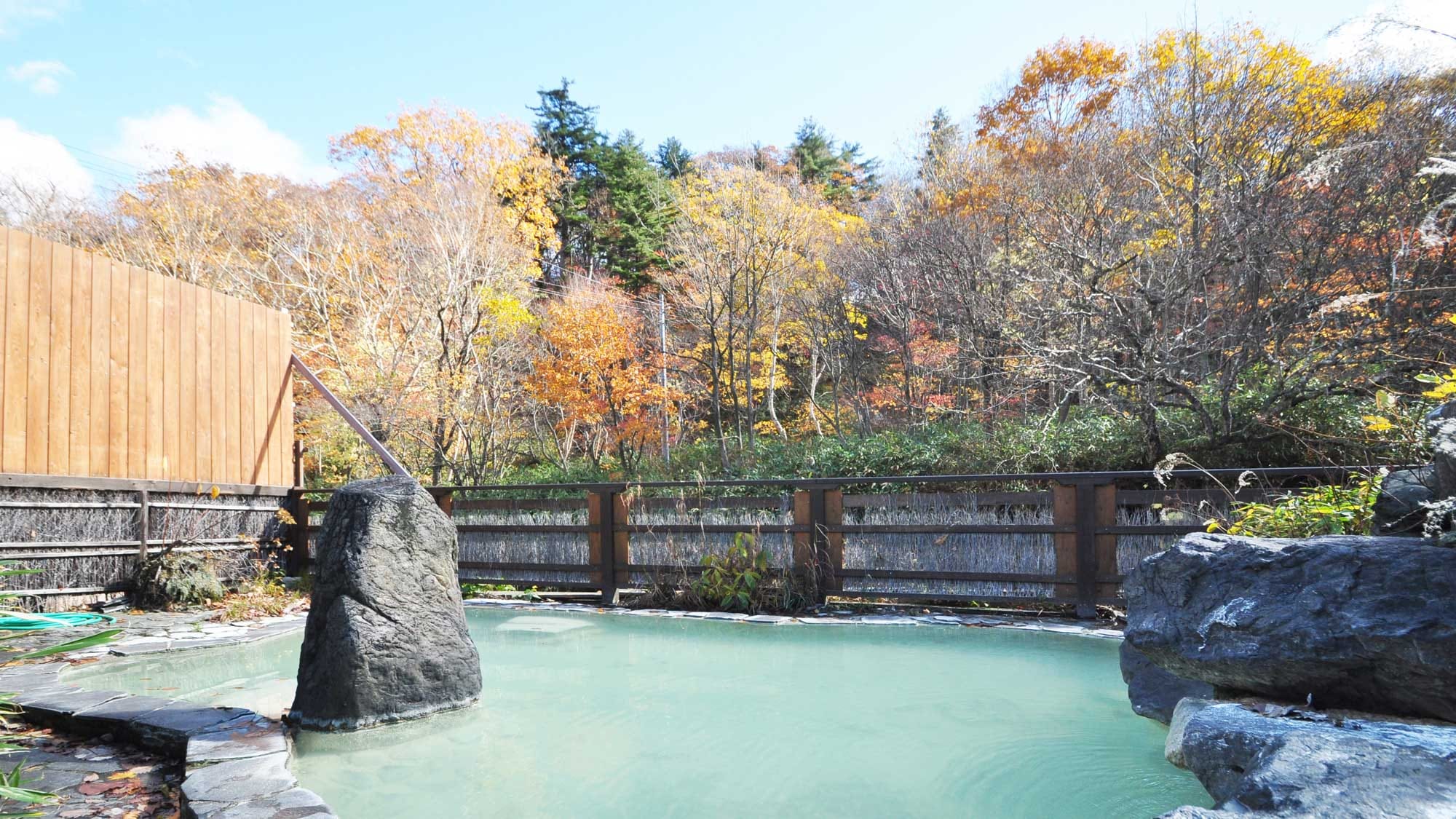 [Women's only open-air bath] You can enjoy the seasonal scenery while bathing.