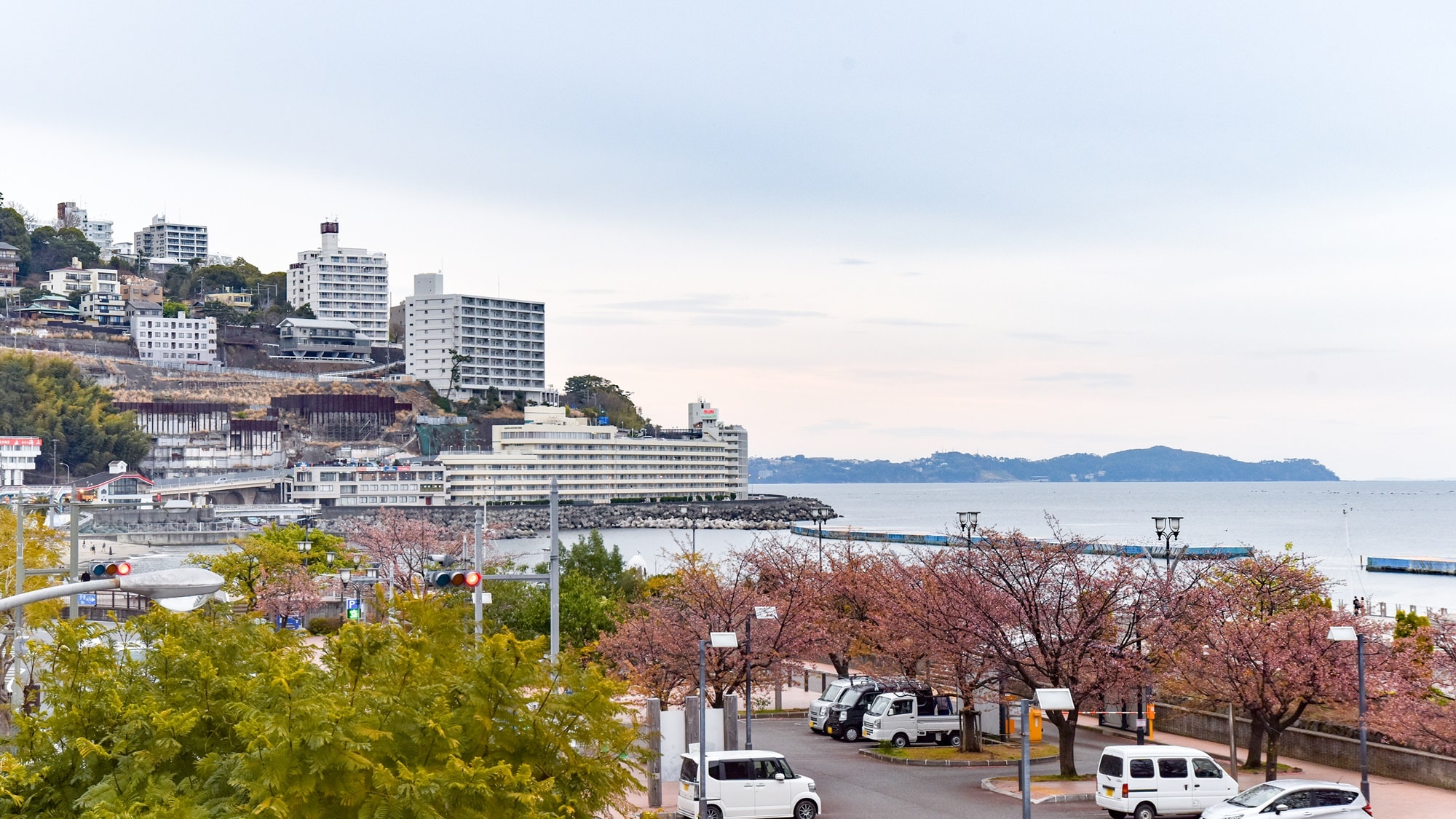 * An example of a guest room on the sea side / Relaxing with a view of Atami Bay from the room. Within reach of the beautiful sunrise.