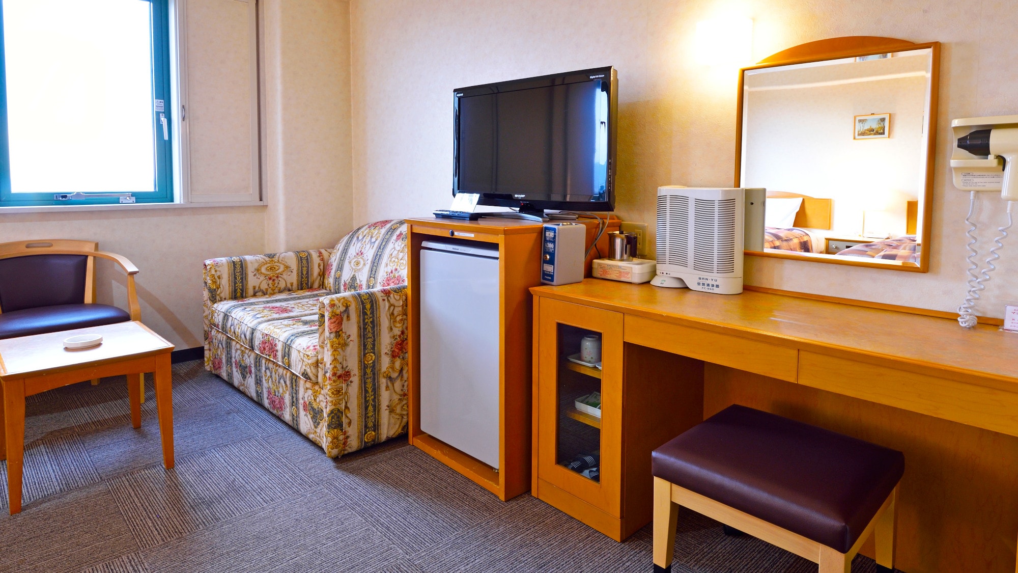 [Deluxe Twin] Ideal for business, with spacious desk work