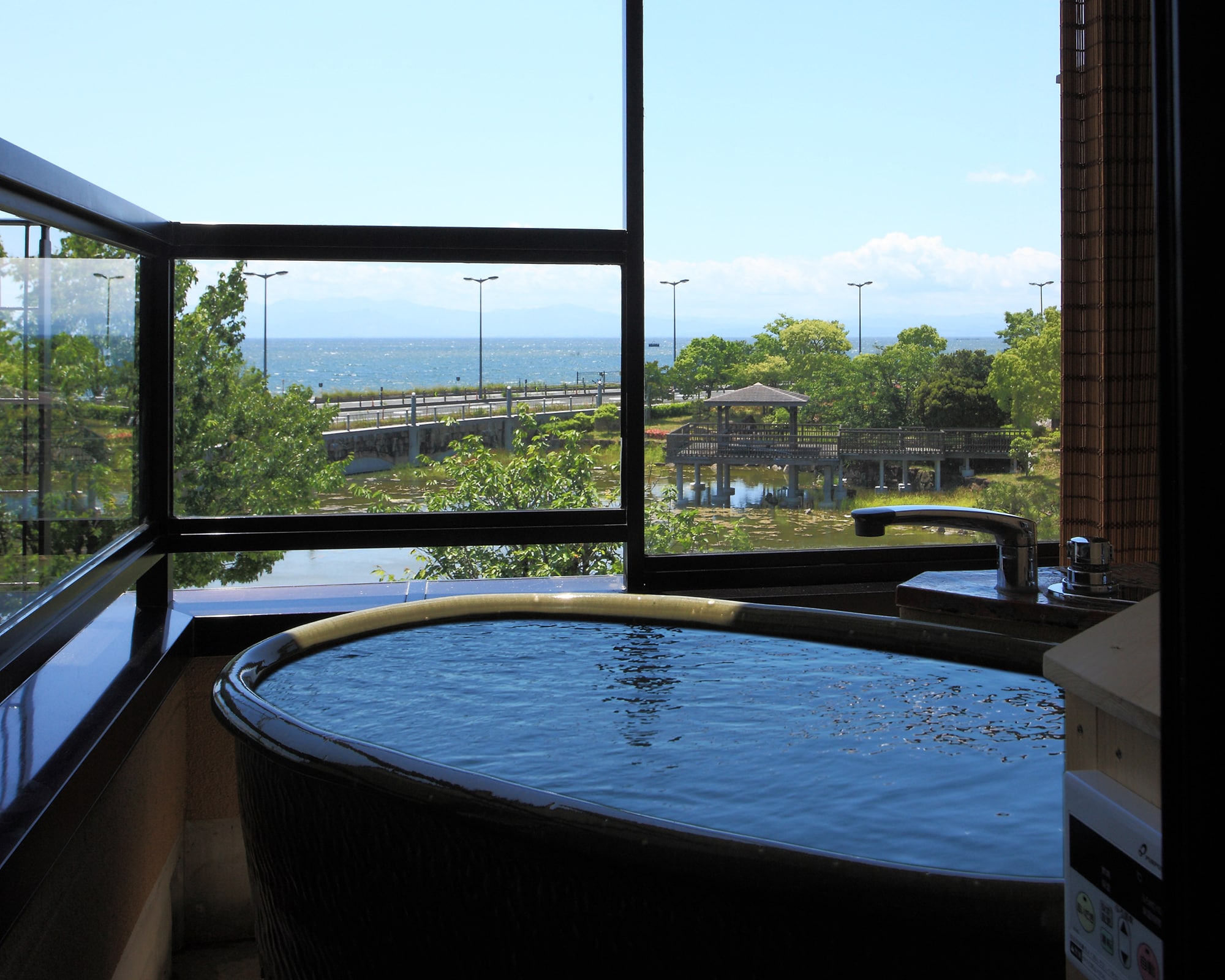 Open-air bath in guest room Photo by Yasunori Shimomura