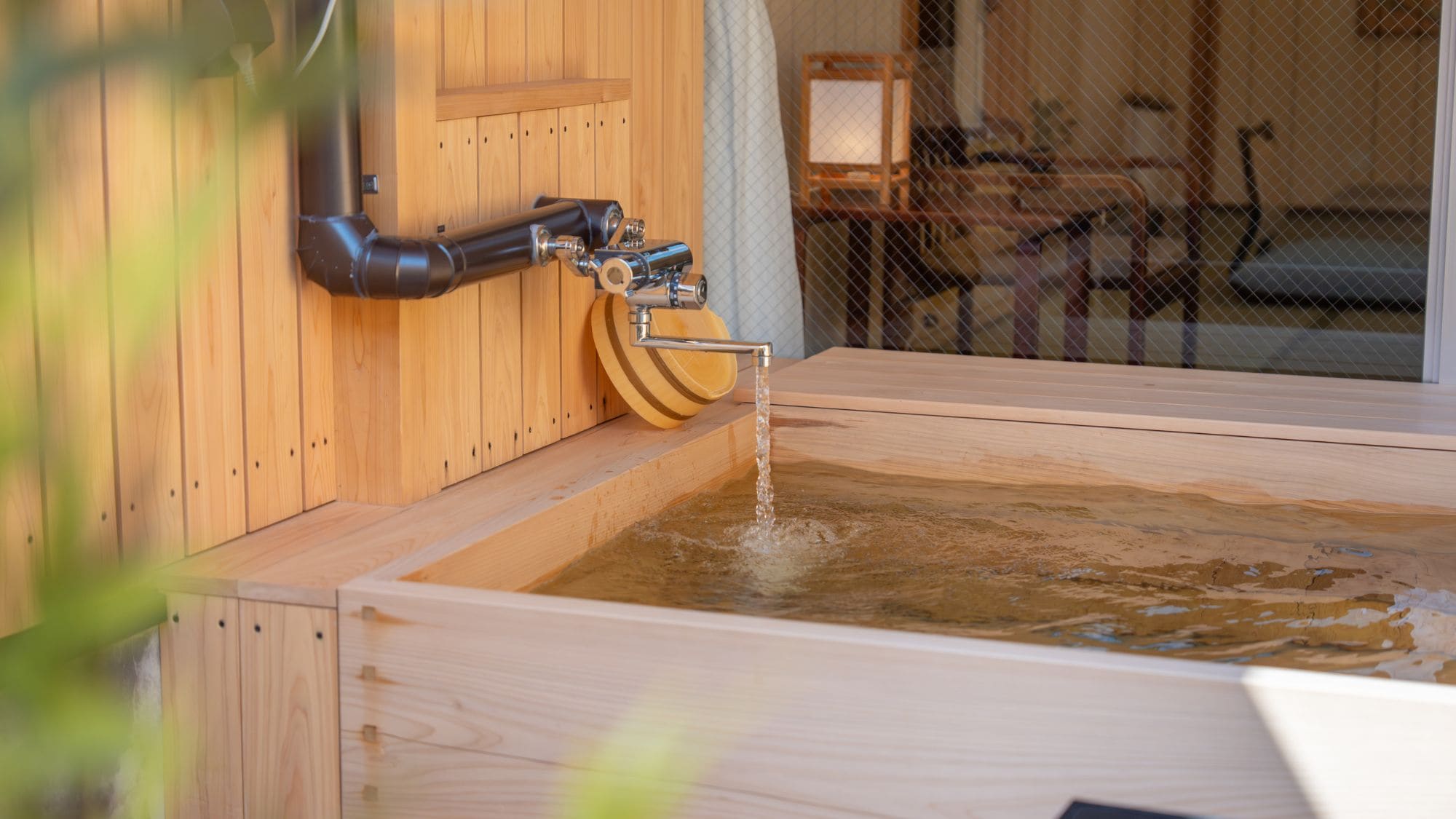[Japanese-style room, 10 tatami mats] Guest room with hot spring bath and open-air bath / Bathtub made of cypress wood from Okayama Prefecture