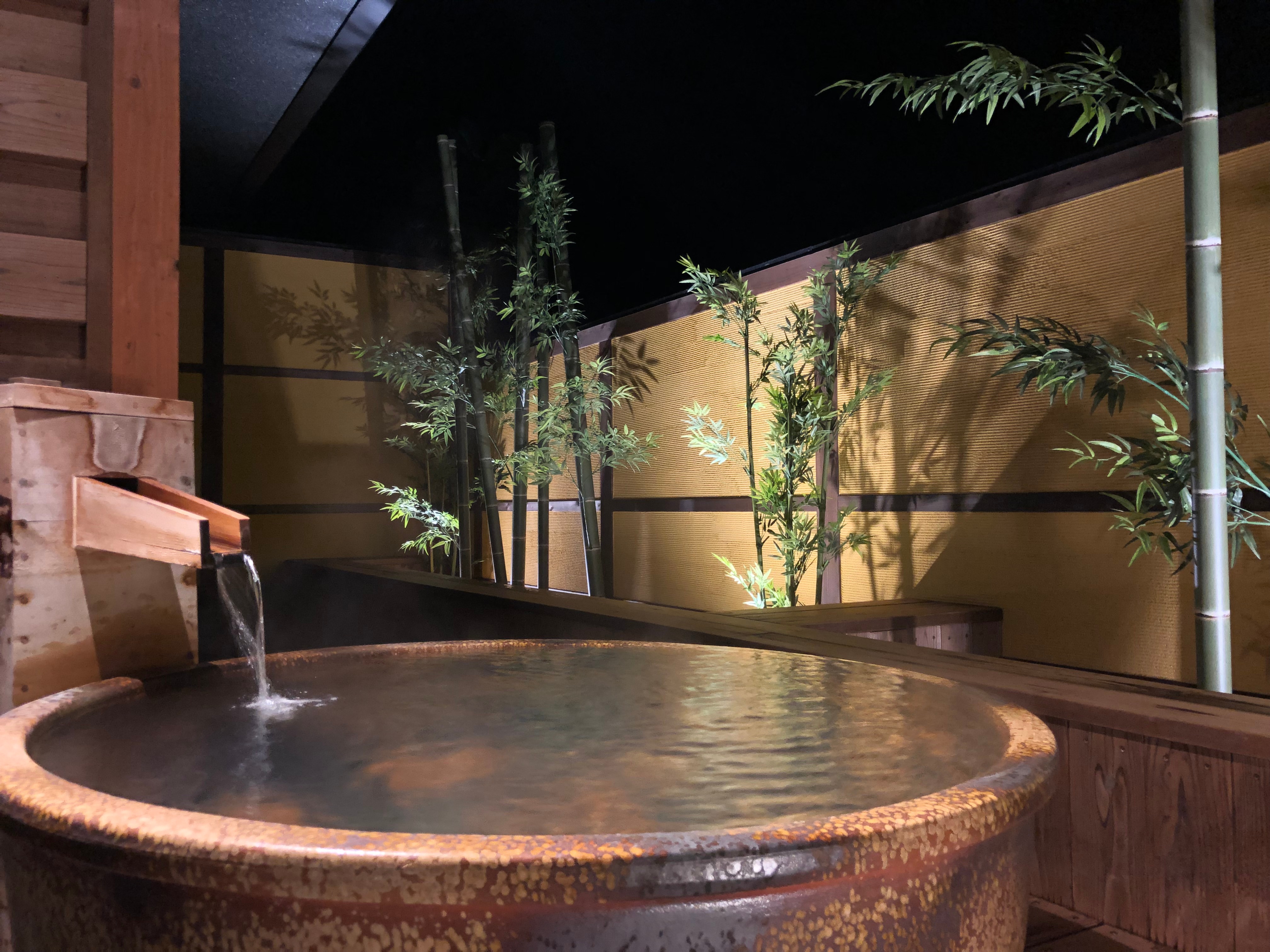 [Guest room with cypress bath and open-air bath on the first floor] Open-air bath room 101