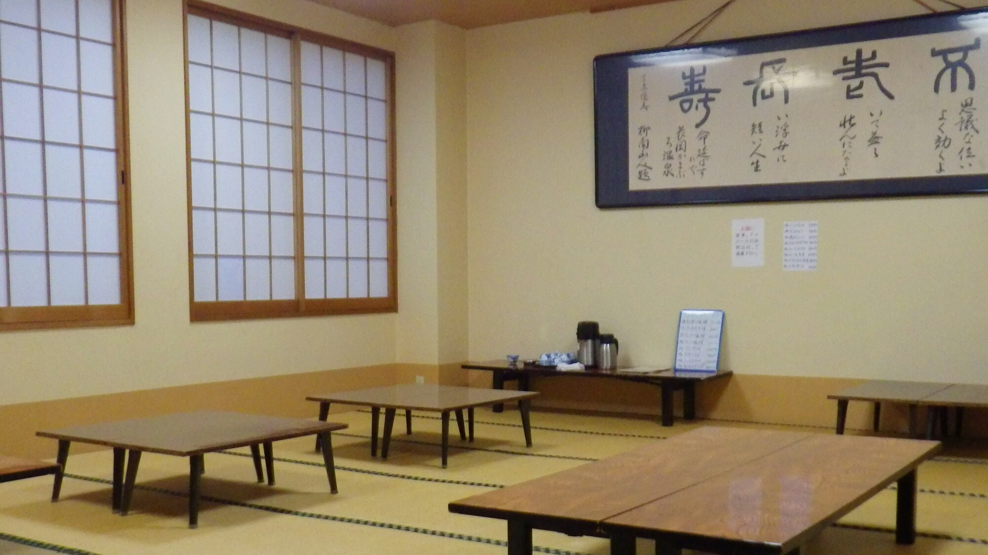 *[大厅] 这里供应晚餐和早餐。