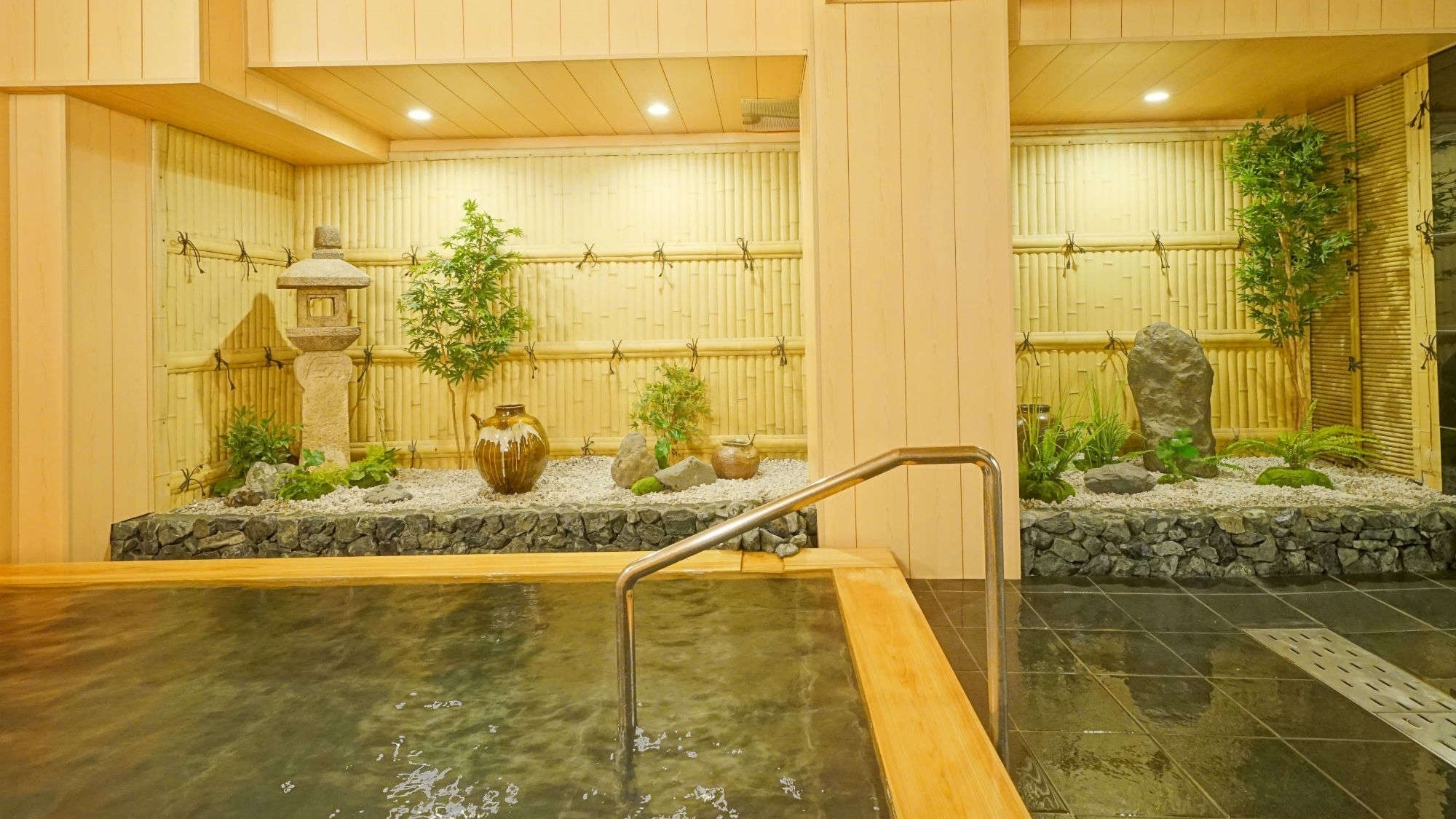 [Private bath] Use of the private hot spring bath requires a reservation and is subject to a fee depending on the time period.