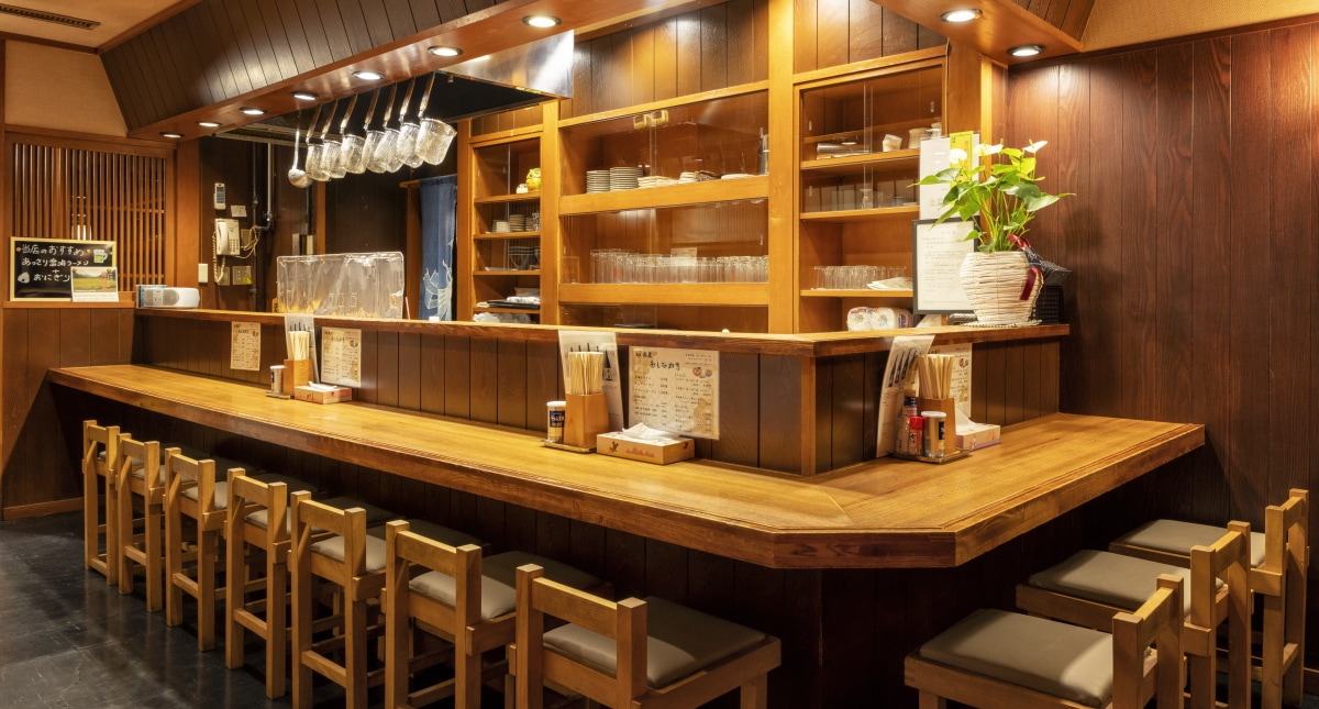 【拉麵角銀座】店內設有吧台座位