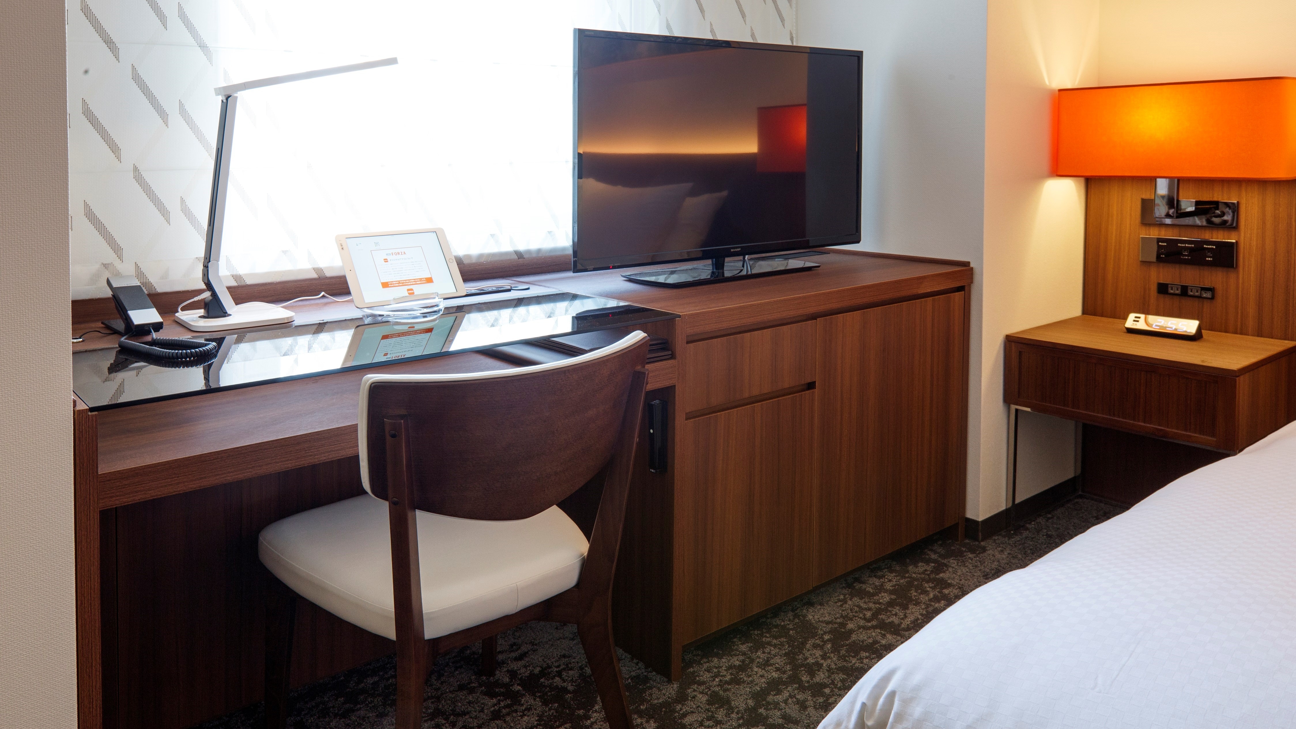 A desk that facilitates the business of "Forza Double" * Arrangement varies depending on the room.