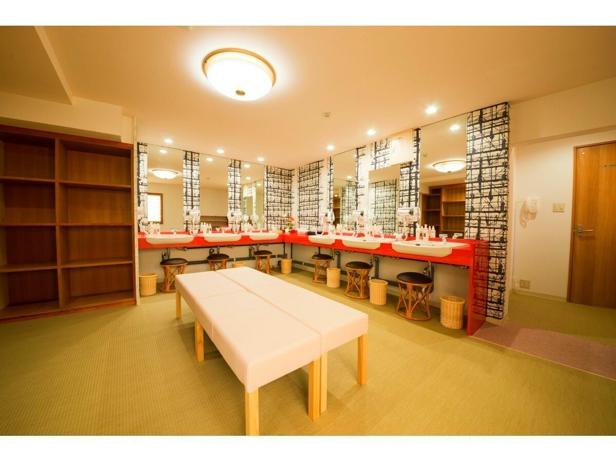 Dressing area (large bath)