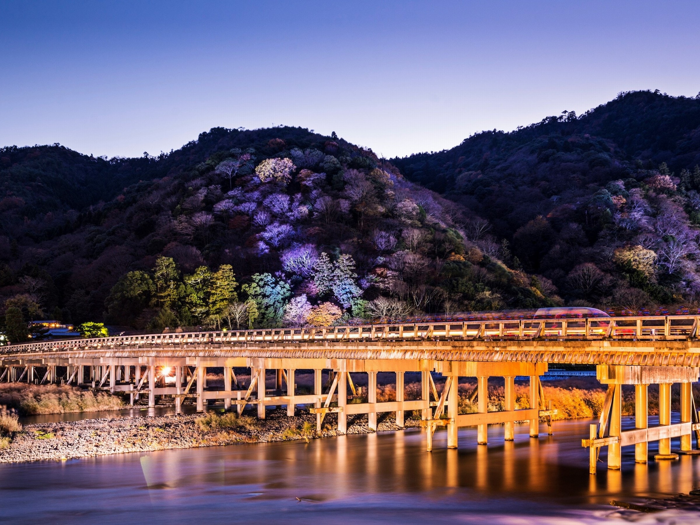 It's a 5-minute walk to Togetsukyo Bridge. This is Togetsukyo Bridge in winter.