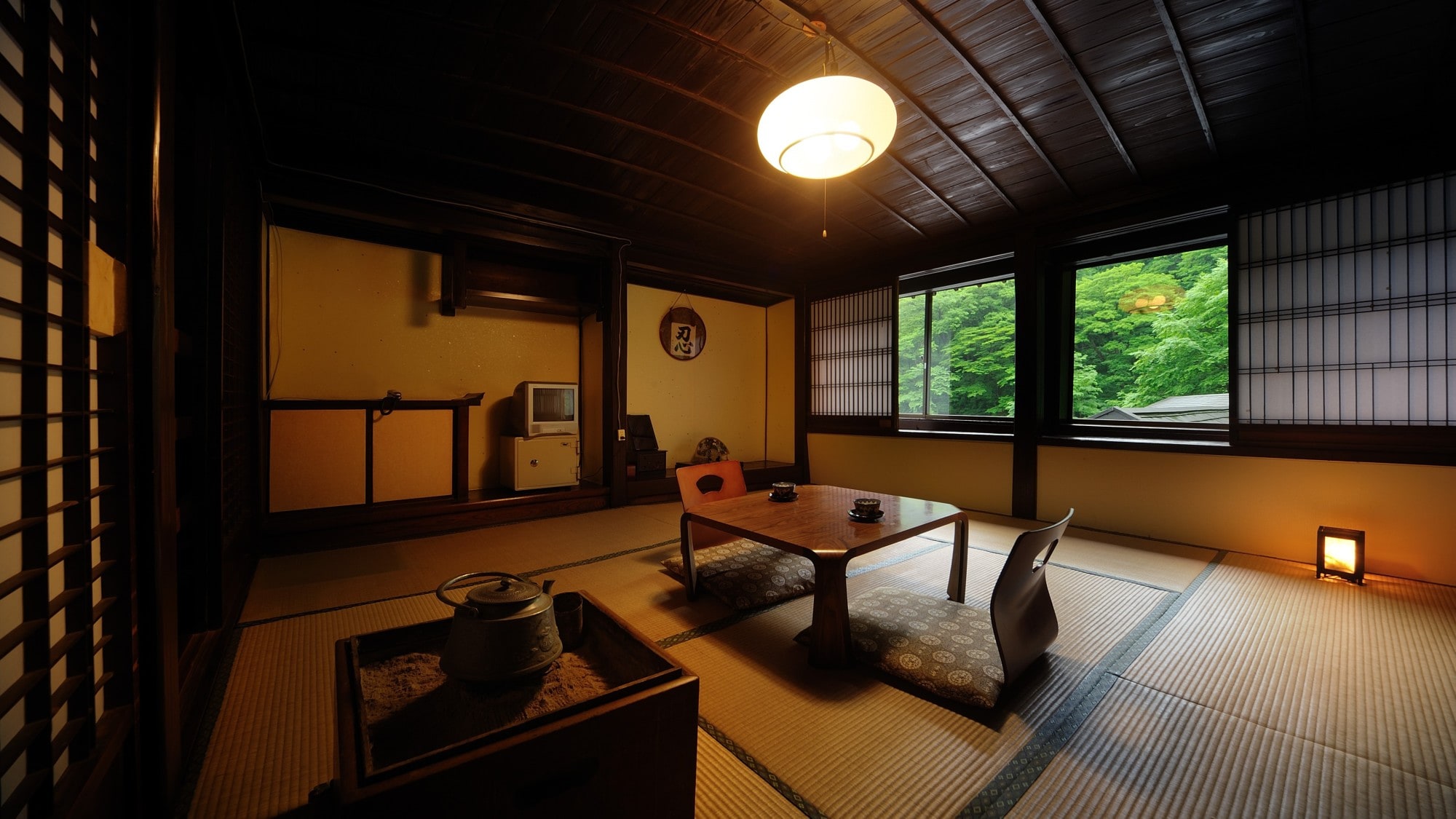 [8 tatami room example] Relax your mind and body with the natural scenery seen from the window.