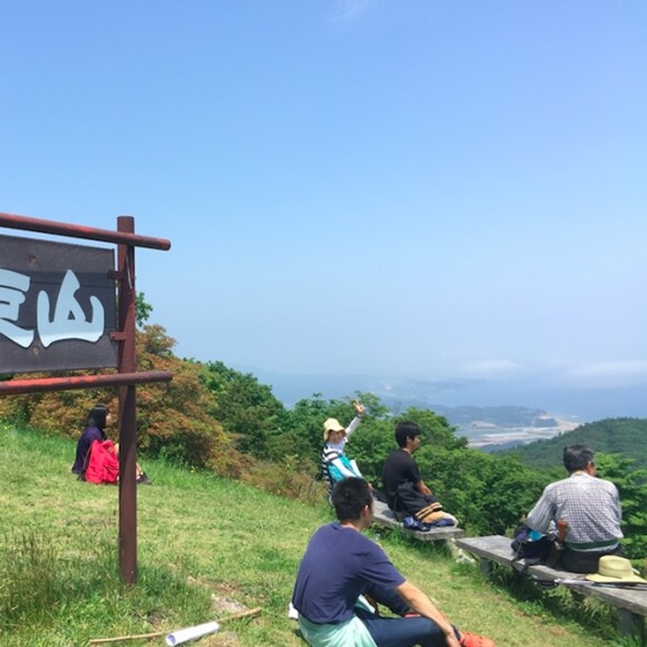 [Gunung Tatsuka] Pemandangan Samudra Pasifik sangat spektakuler, dan Anda dapat melihat garis pantai ria yang megah hingga Gunung Kinka di kejauhan.