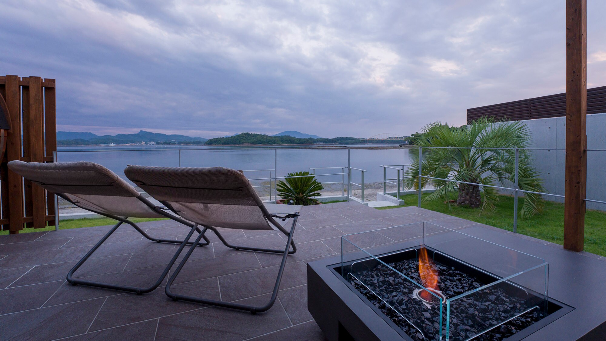 [Fire Pit] 一边欣赏火焰与沐浴在夕阳下的大海，一边尽情享受吧。