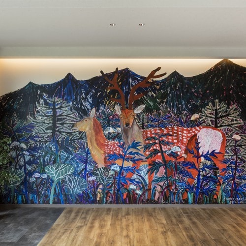 [Lobby] At the time of the renovation opening in June 2018, Miroco Machiko drew a huge mural painting on the entire wall.