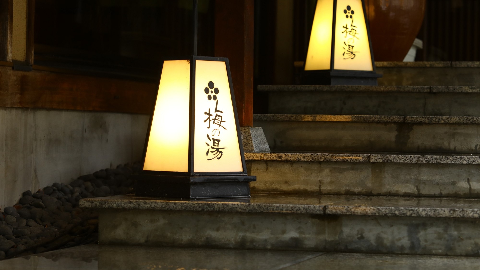 お足元を、温かい灯りが照らします。