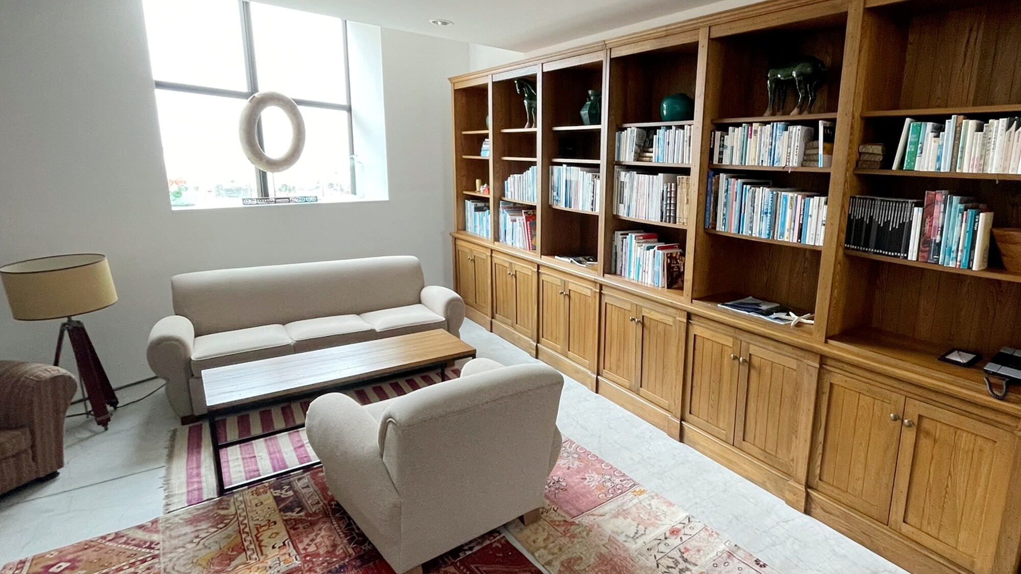 Please enjoy your stay at the hotel in a relaxing atmosphere in the library.