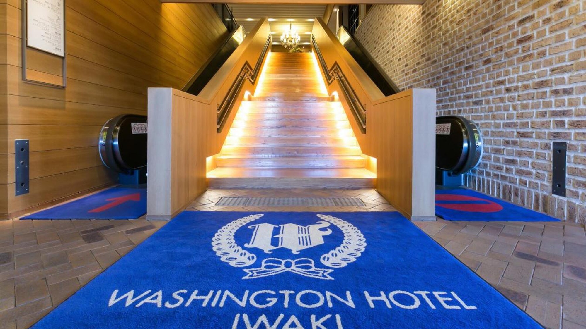 [Entrance] Go through the 1st floor entrance and take the escalator up to find the hotel reception.