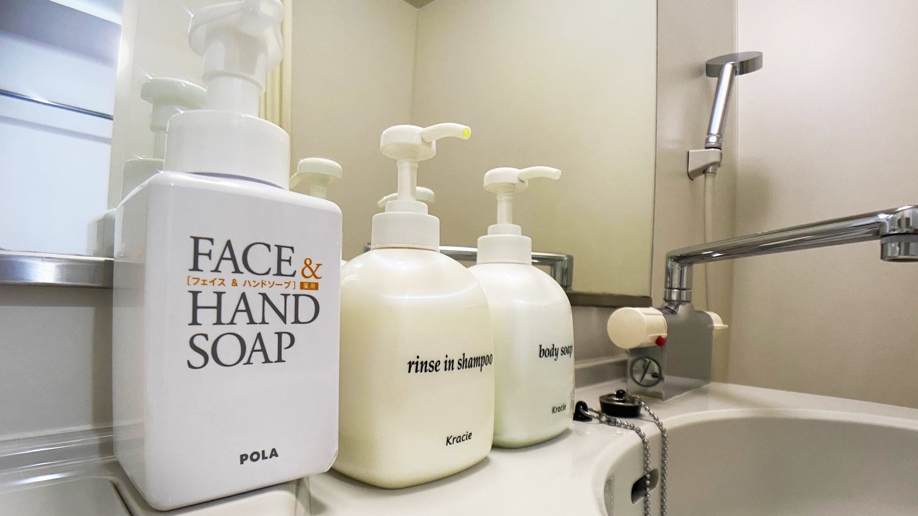Unit bath-1 Rinse-in shampoo, body soap, medicated hand soap 16:9
