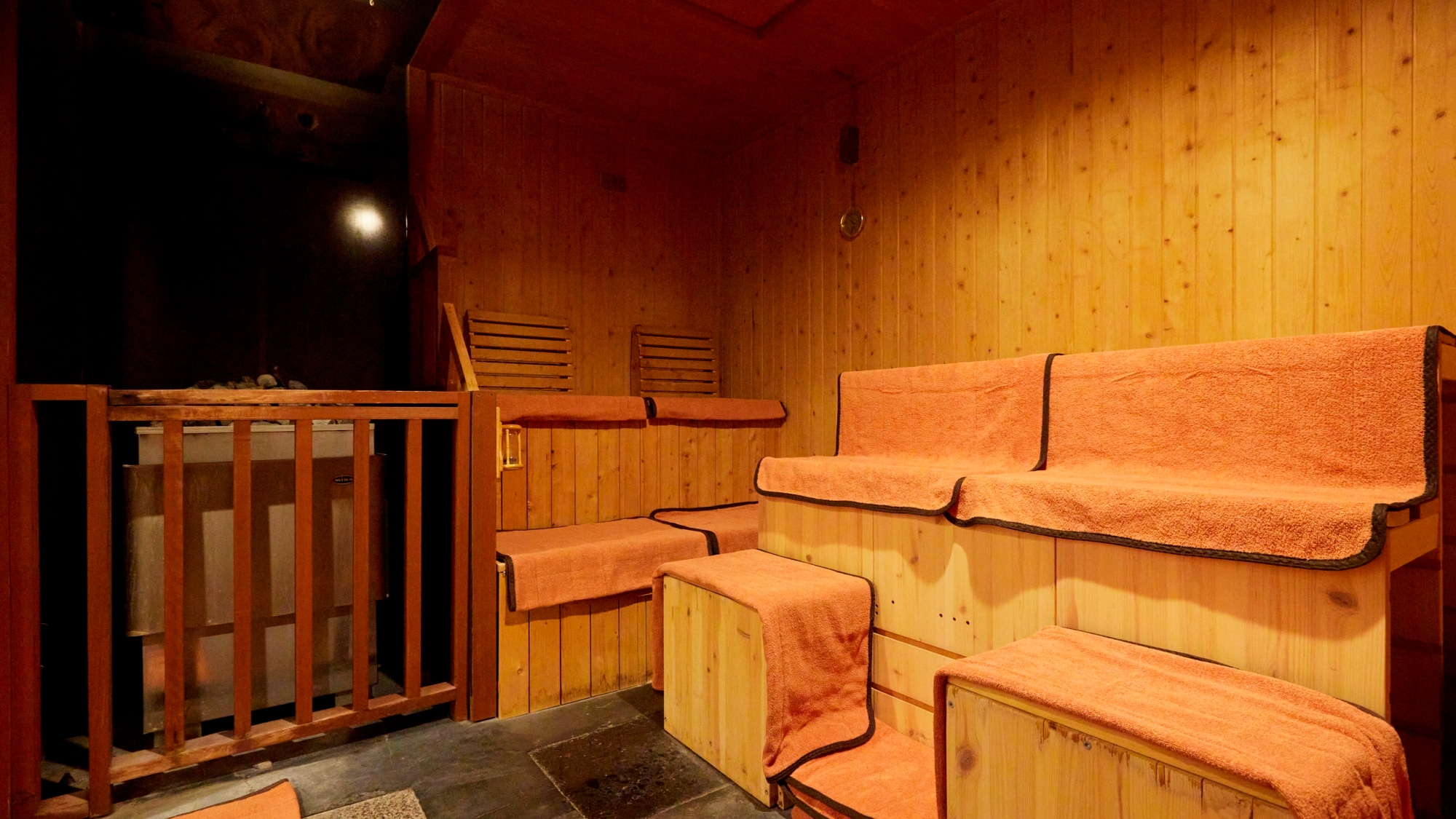 [Sauna] The sauna room, which incorporates the effects of radium ore, creates a negative ion space that is nearly 1,000 times more intense than in urban areas.