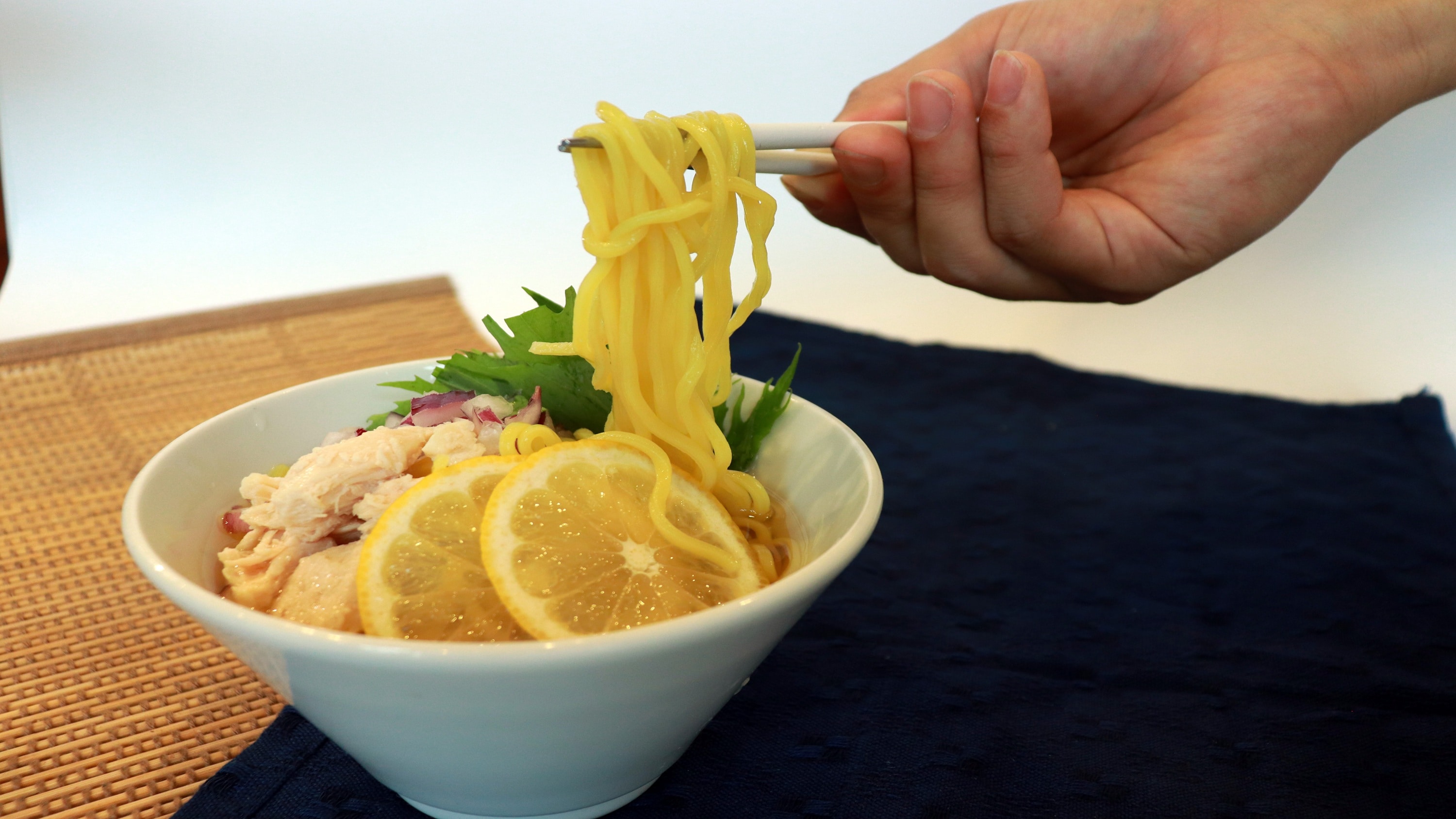 博多鶏塩レモンラーメン　博多鶏塩の深いコクを、レモンで爽やかに仕上げた逸品
