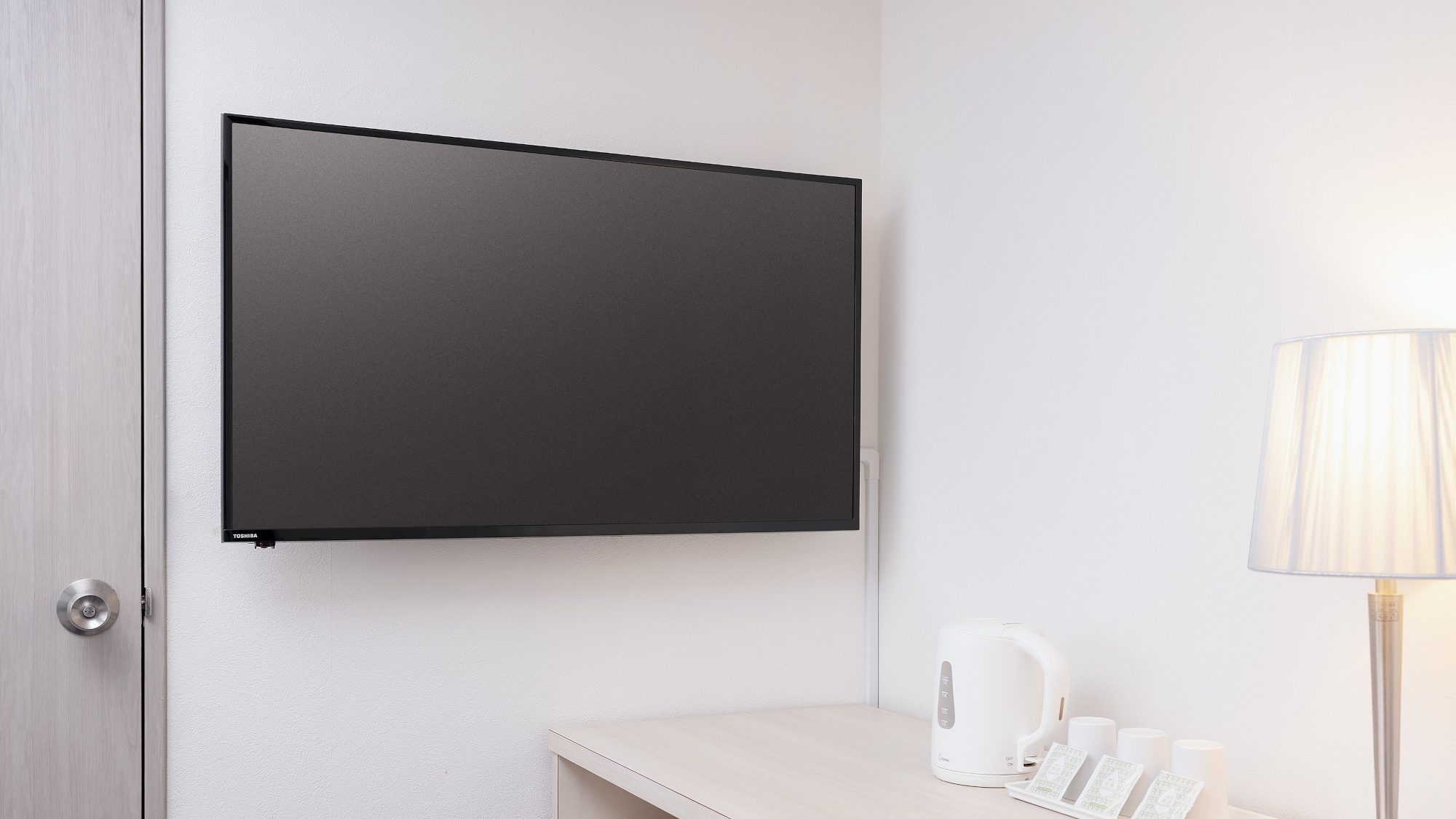 TV yang terpasang di dinding (gambar)