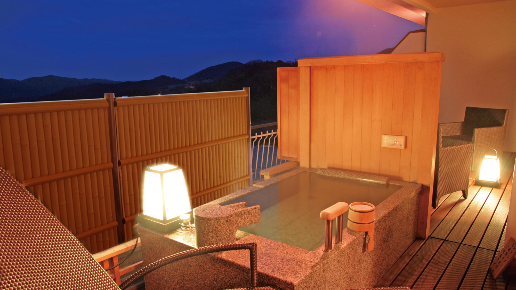 [Room with open-air bath] This is a room with an open-air bath on the top floor of the West Wing. With massage chair.