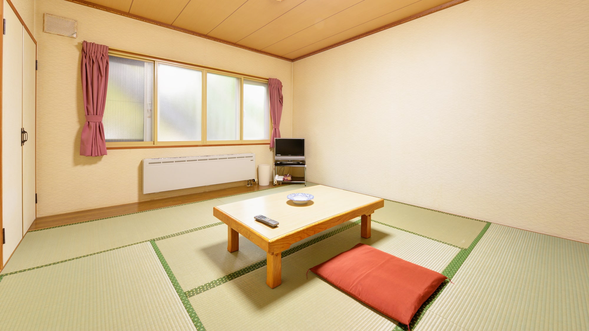 *Japanese-style room with 8 tatami mats and toilet (example of guest room)/Enjoy a relaxing time in a room with the faint scent of tatami mats.