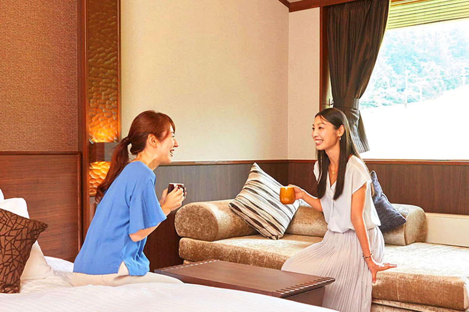 [Mountain Room] Sofa space: You can enjoy the seasonal scenery from the large window overlooking Mt. Iwate.