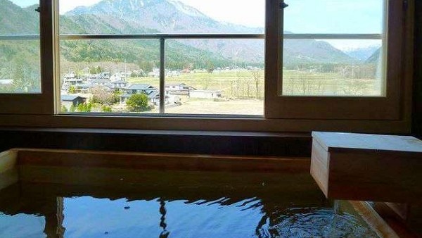 จากห้องอาบน้ำแบบเปิดโล่งของห้องพักพร้อมความรู้สึกเปิดกว้าง คุณสามารถมองเห็นทัศนียภาพ Satoyama ของ Omachi ได้♪