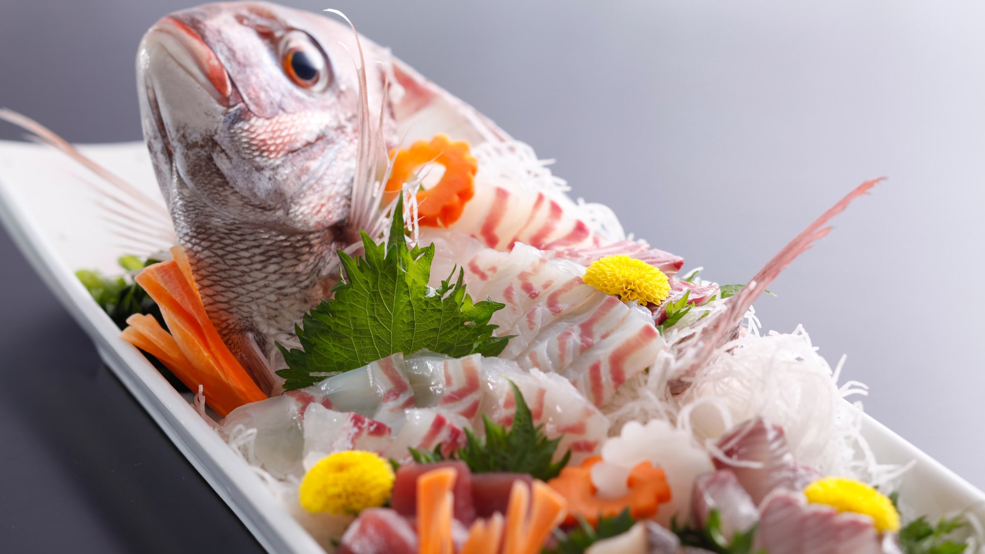 Awaji Island's representative flavor, red sea bream, such as Sakura sea bream in spring and Maple leaf sea bream in autumn, is served whole sashimi. <Cuisine image>