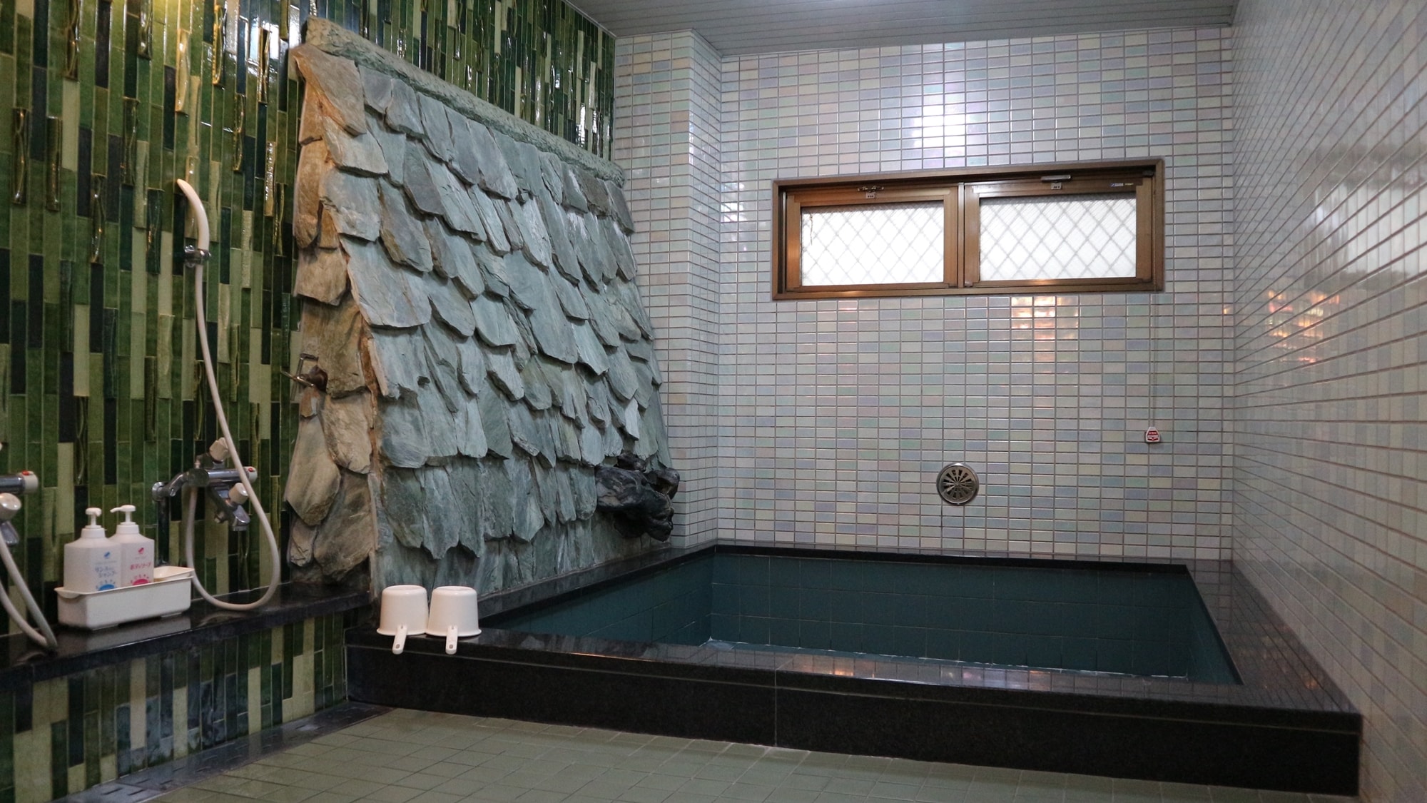 * [Large communal bath] It is not a hot spring, but you can enter it leisurely.