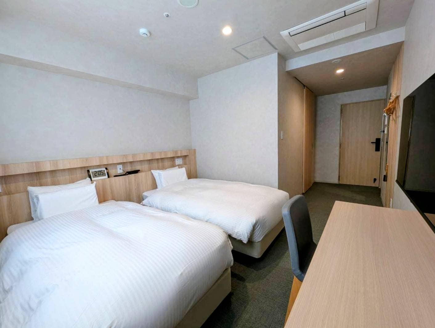 Kamar standar untuk dua orang, luas 19 meter persegi.