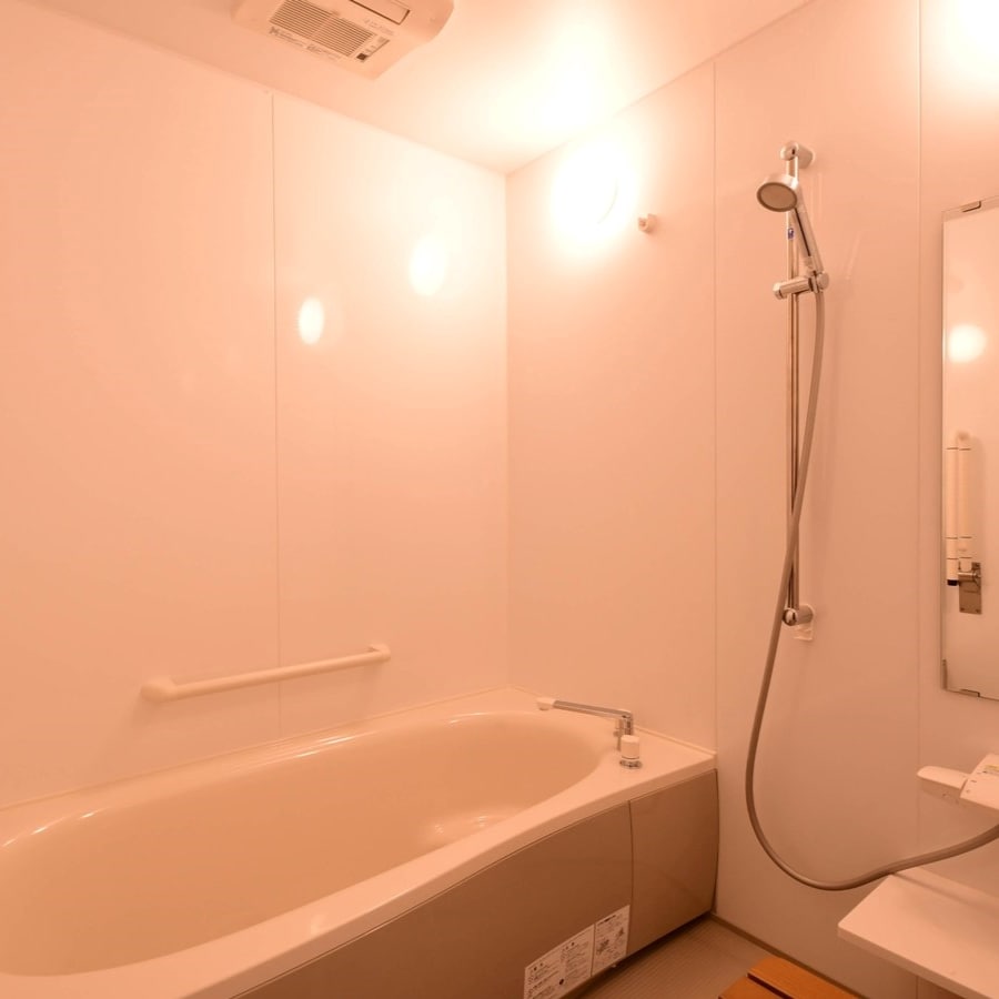 [Phòng khách] 16 chiếu tatami + 4 hành lang trải chiếu tatami (có bồn tắm và toilet) Phòng khách nhìn ra vườn