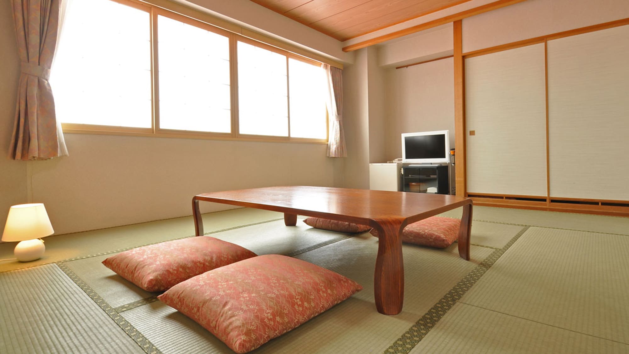 [Japanese-style room] A Japanese-style room filled with atmosphere. The scent of tatami mats will soothe you. *All rooms are non-smoking.