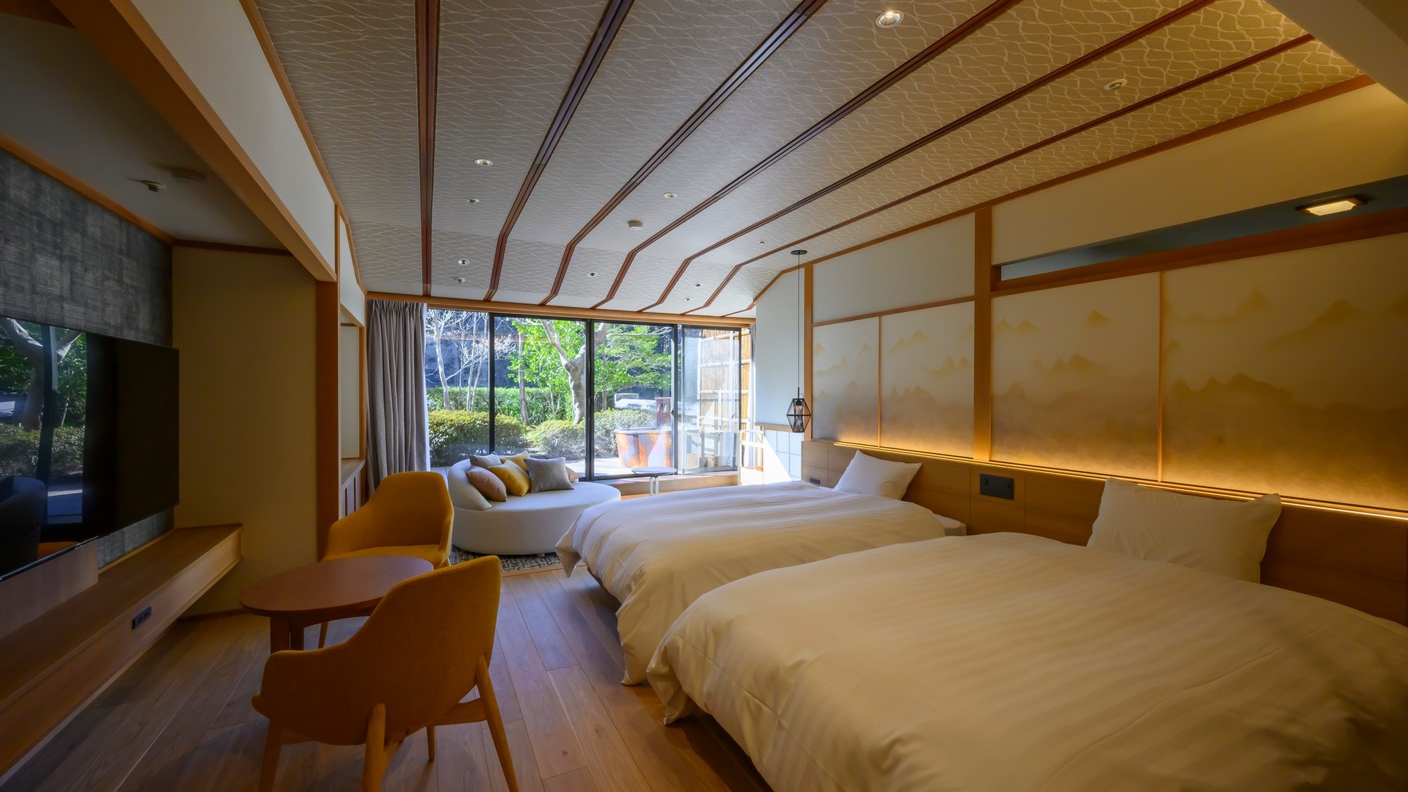 A guest room with an open-air bath on the 4th floor of Manyokan, which was renewed in February 2023. A Japanese-style bed is provided in the flooring room.