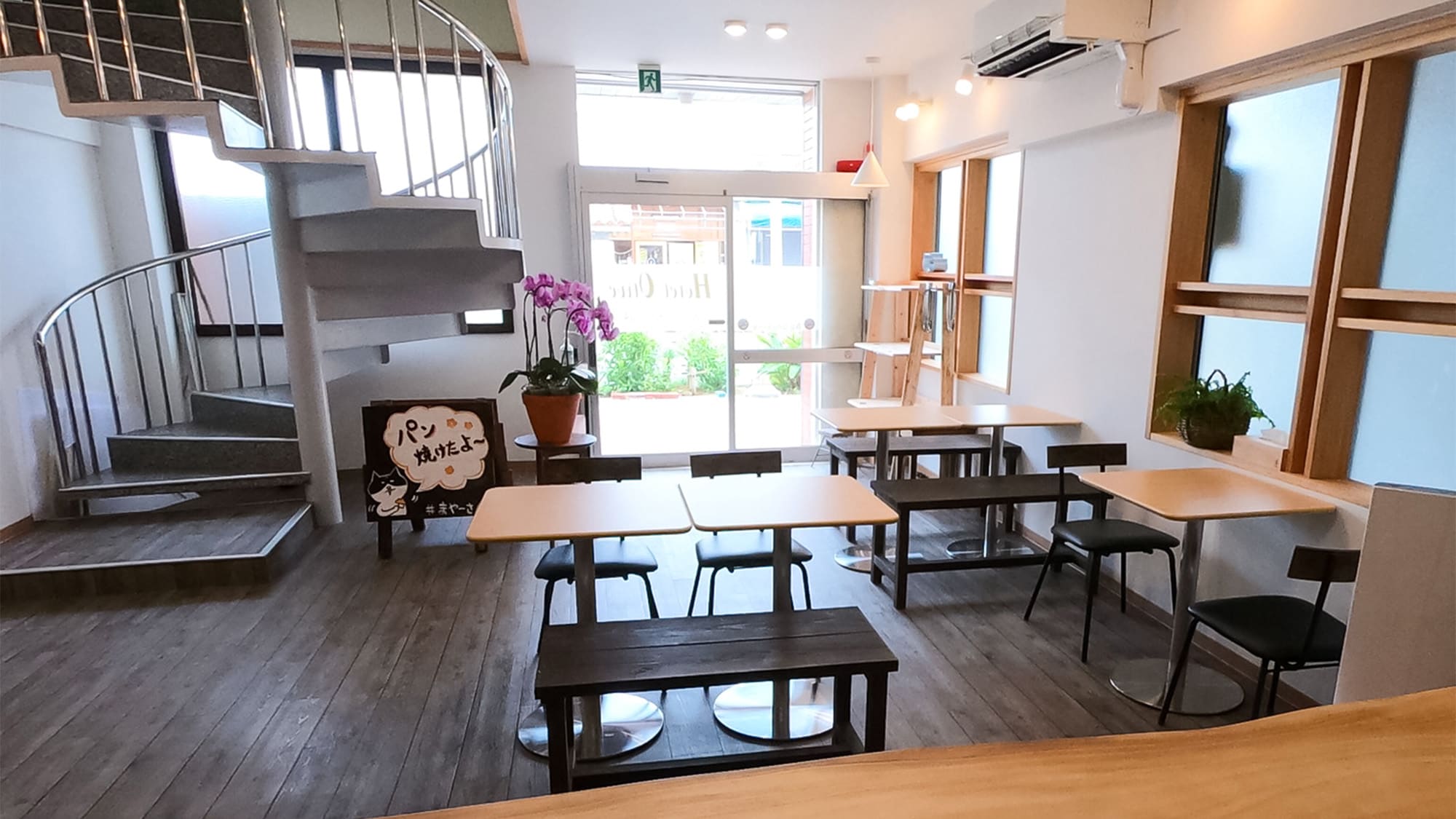 ・早餐在面包店旁边的休息室供应。请享用我们刚出炉的面包套餐。