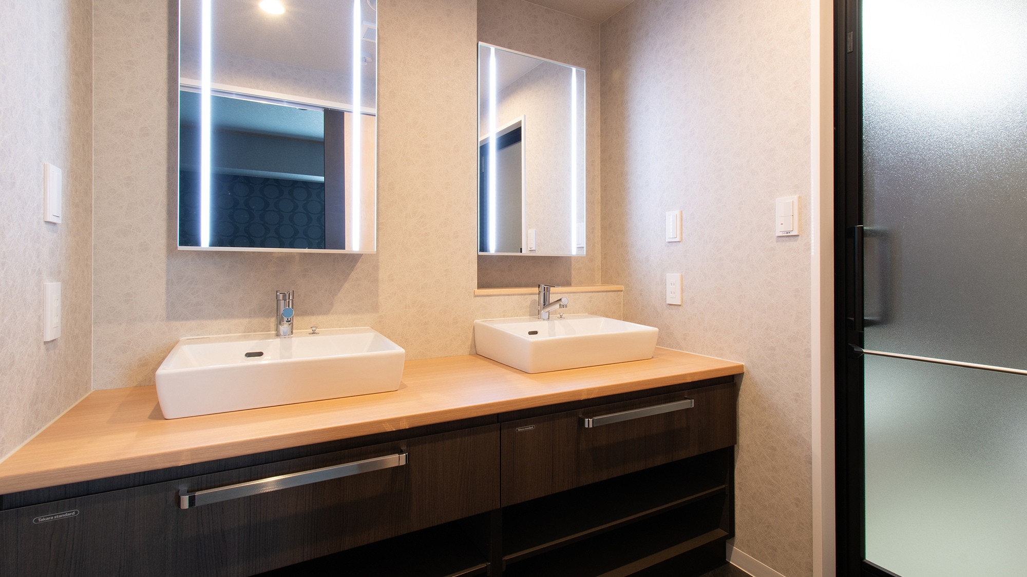 ① Kamar Deluxe (kamar bergaya Barat)