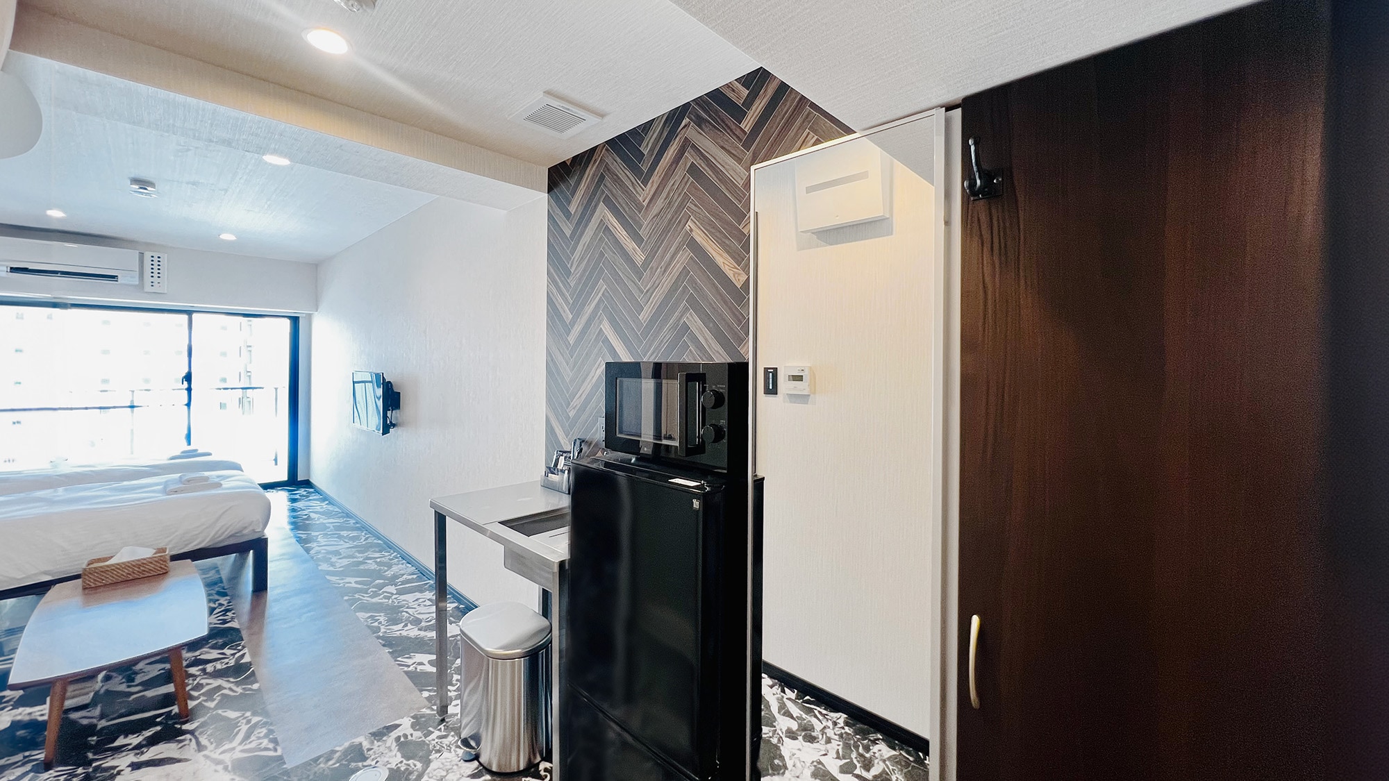 [Room facilities] Closets with doors to prevent odor transfer