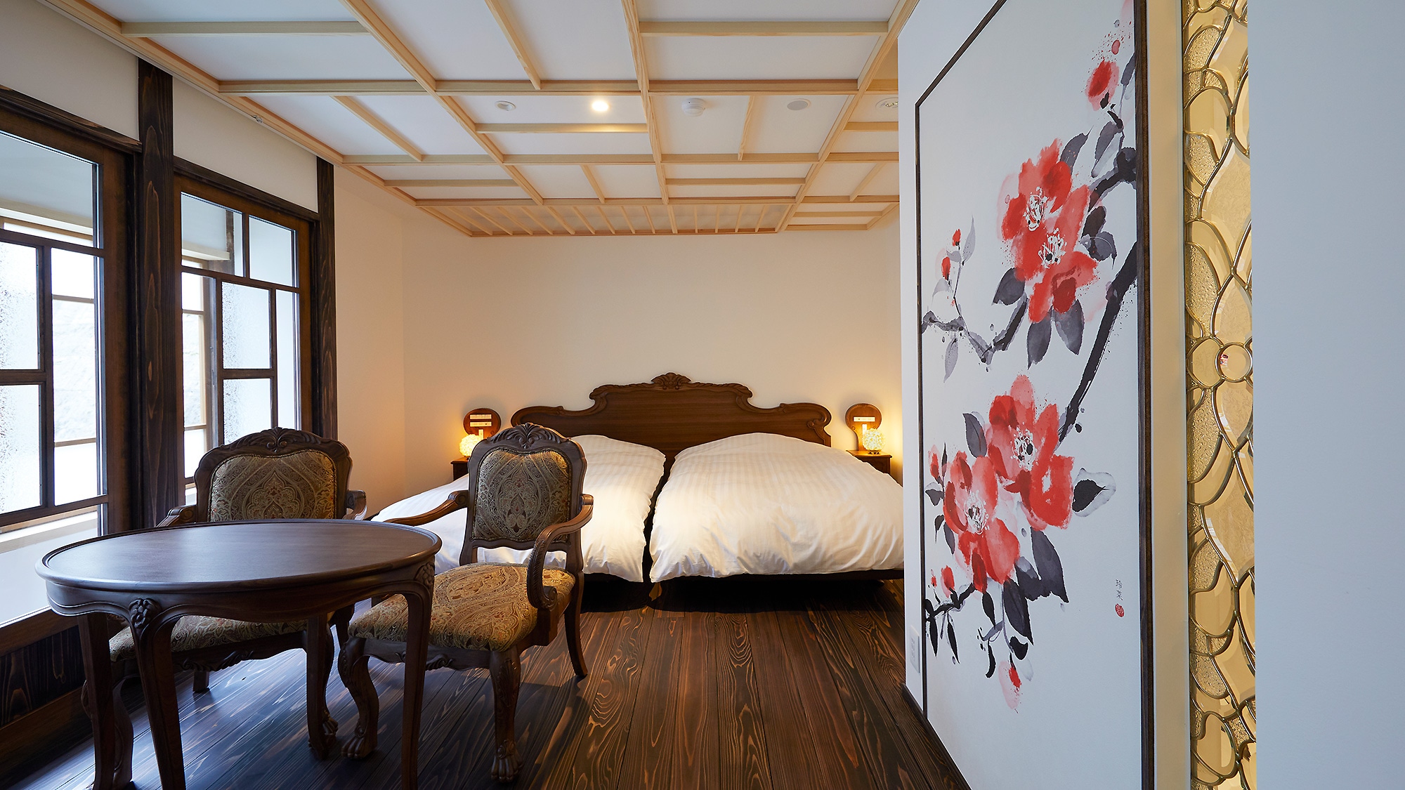 Kamar tamu modern era Taisho di lereng gunung