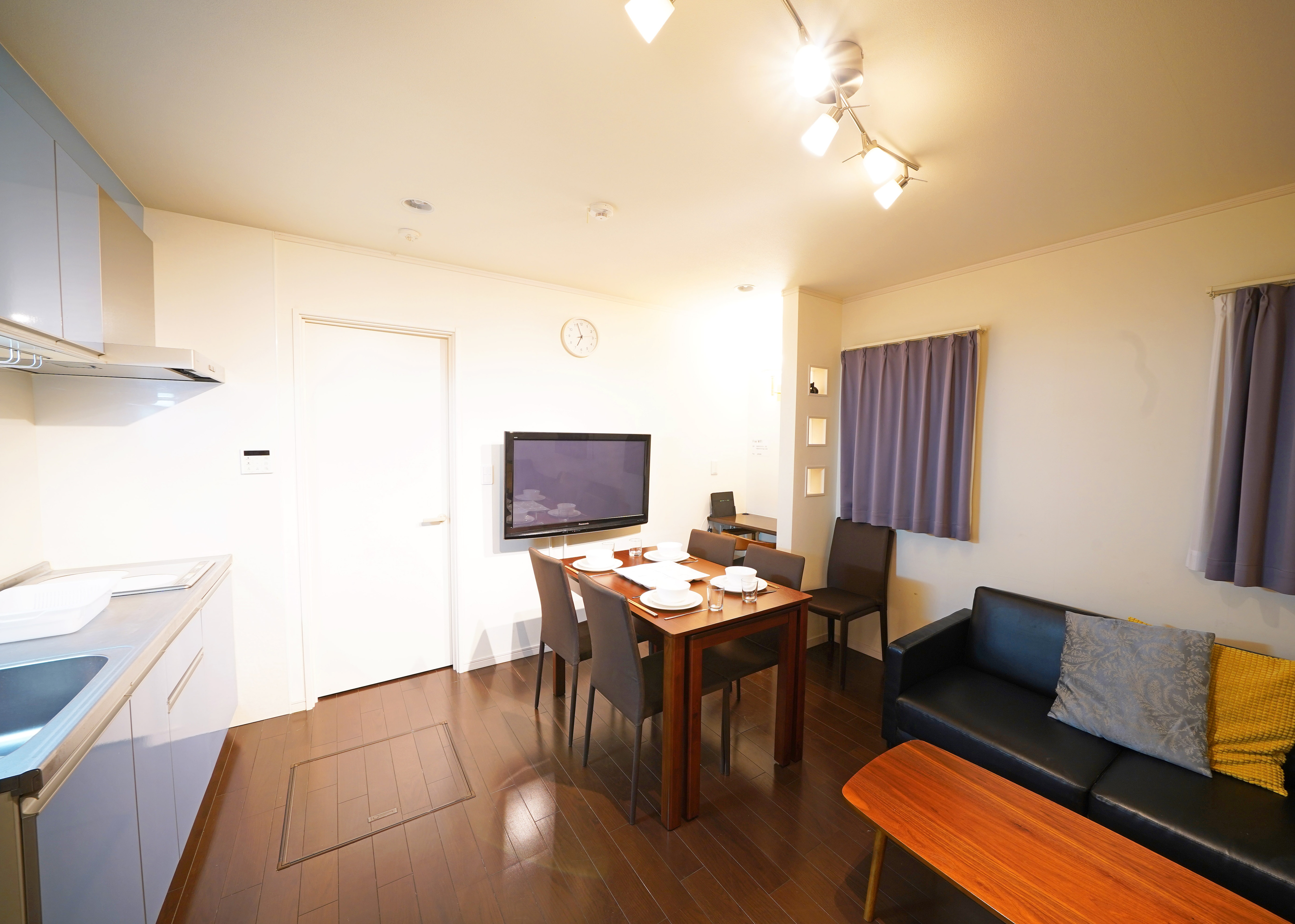 The table is extendable and can be set up for 4 or 6 people. There is also a coffee table, making it suitable for a variety of uses.