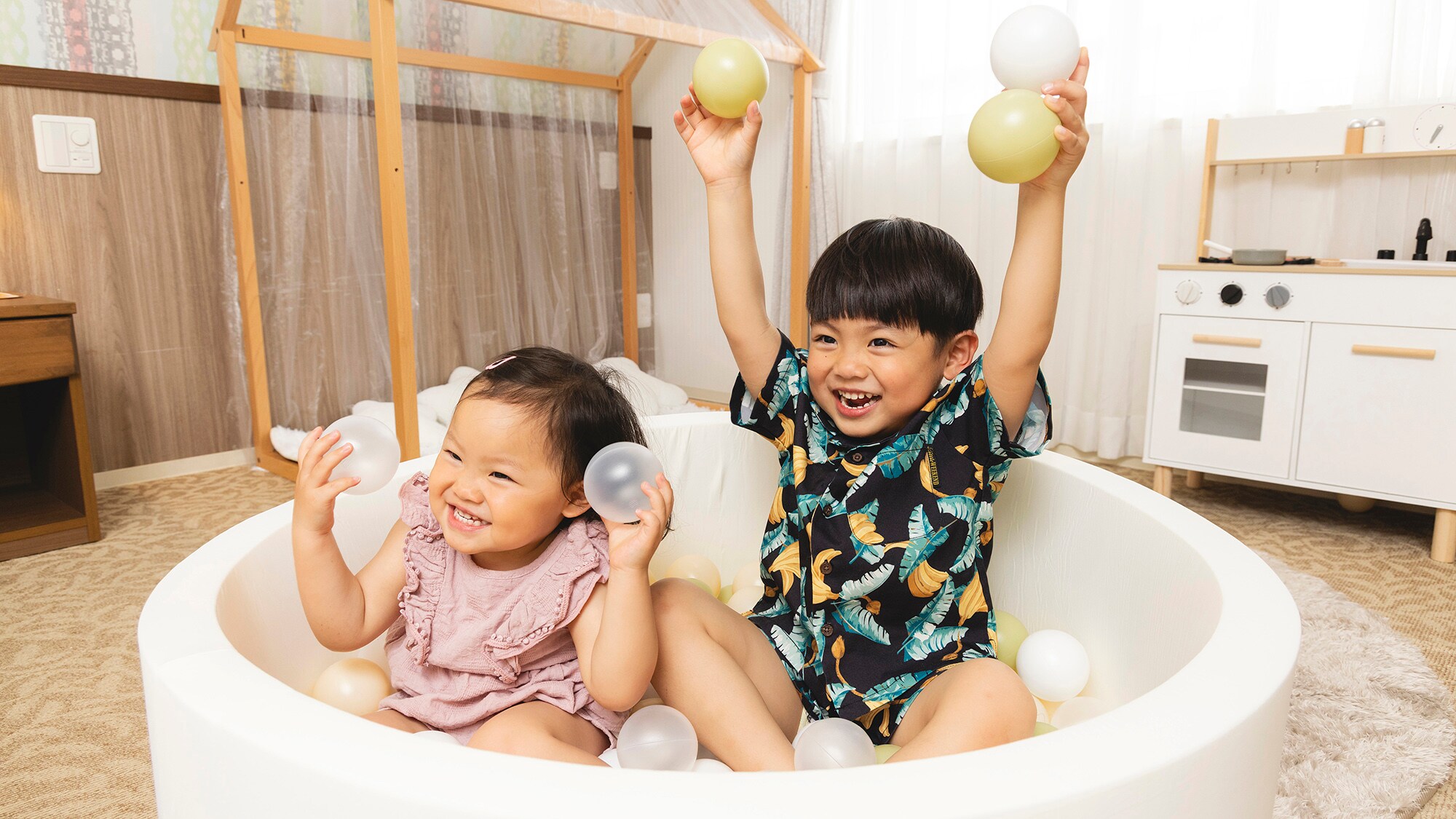 [家庭概念] 我們有一個球池，即使是小孩子也可以安全地玩耍。
