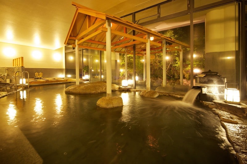 Large communal bath where you can enjoy the spacious Dogo Onsen hot water