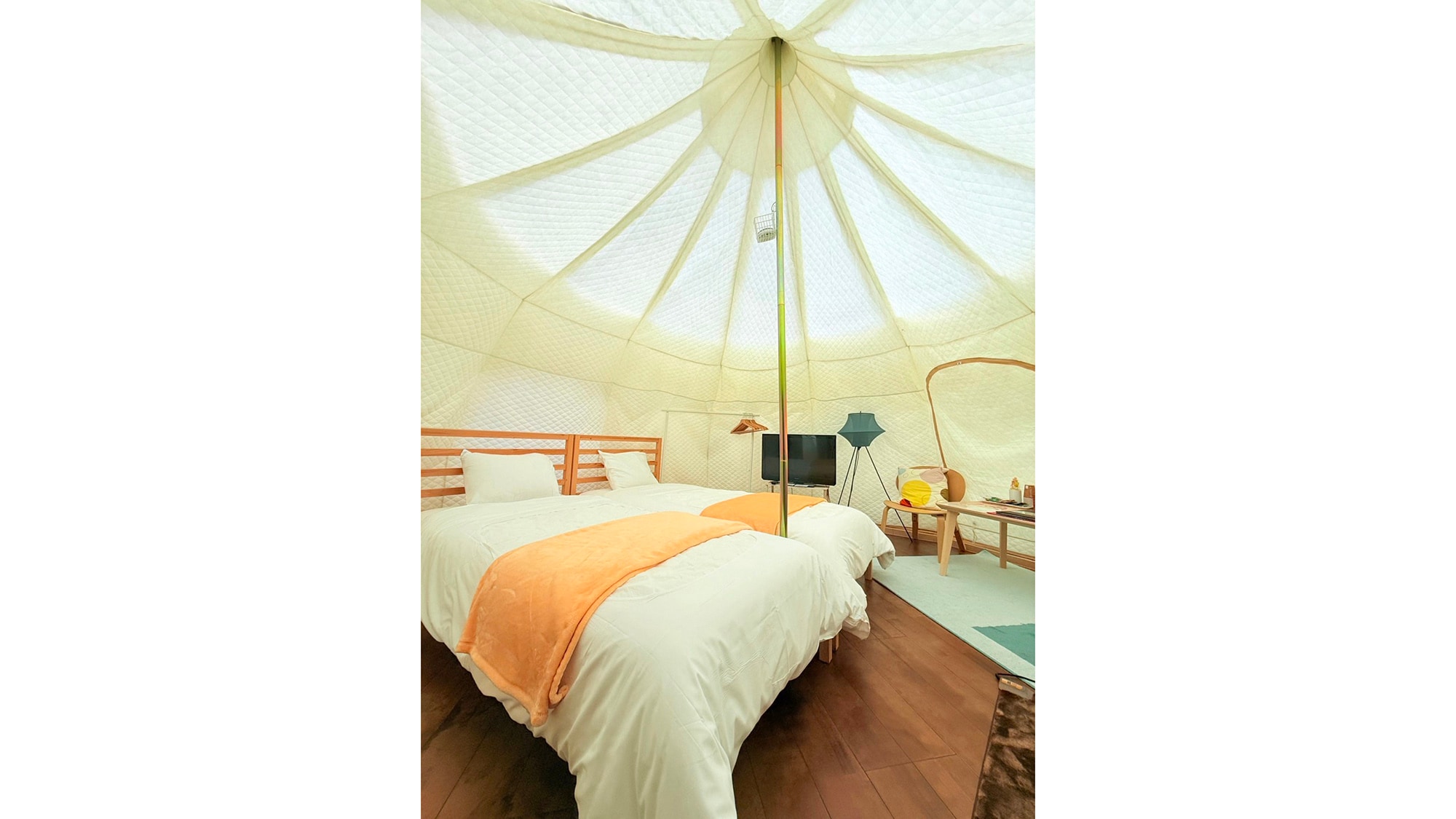 ・[Bell Tent B] A tent for two people with two single beds.